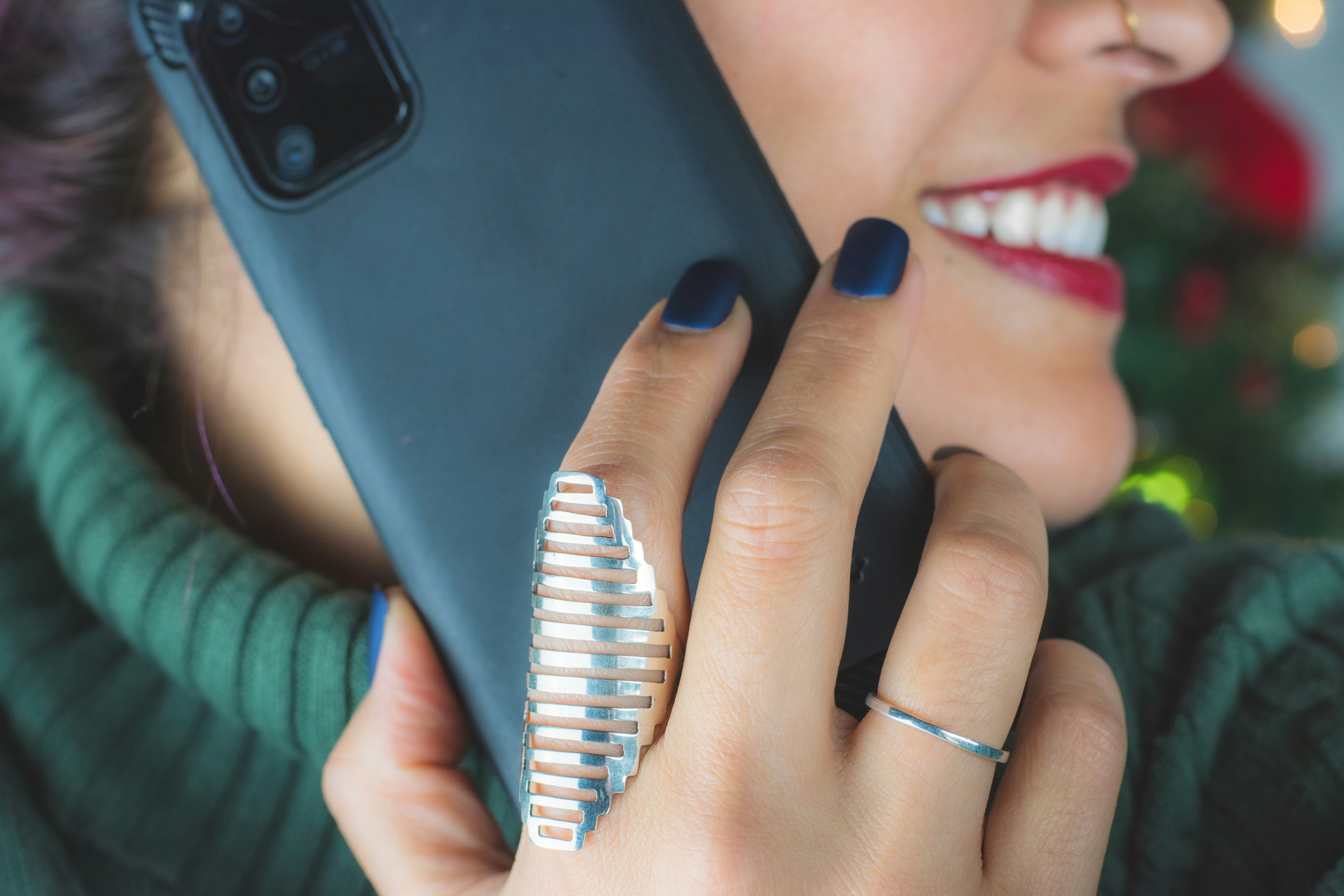 Eine Frau beim Telefonieren | Quelle: Unsplash