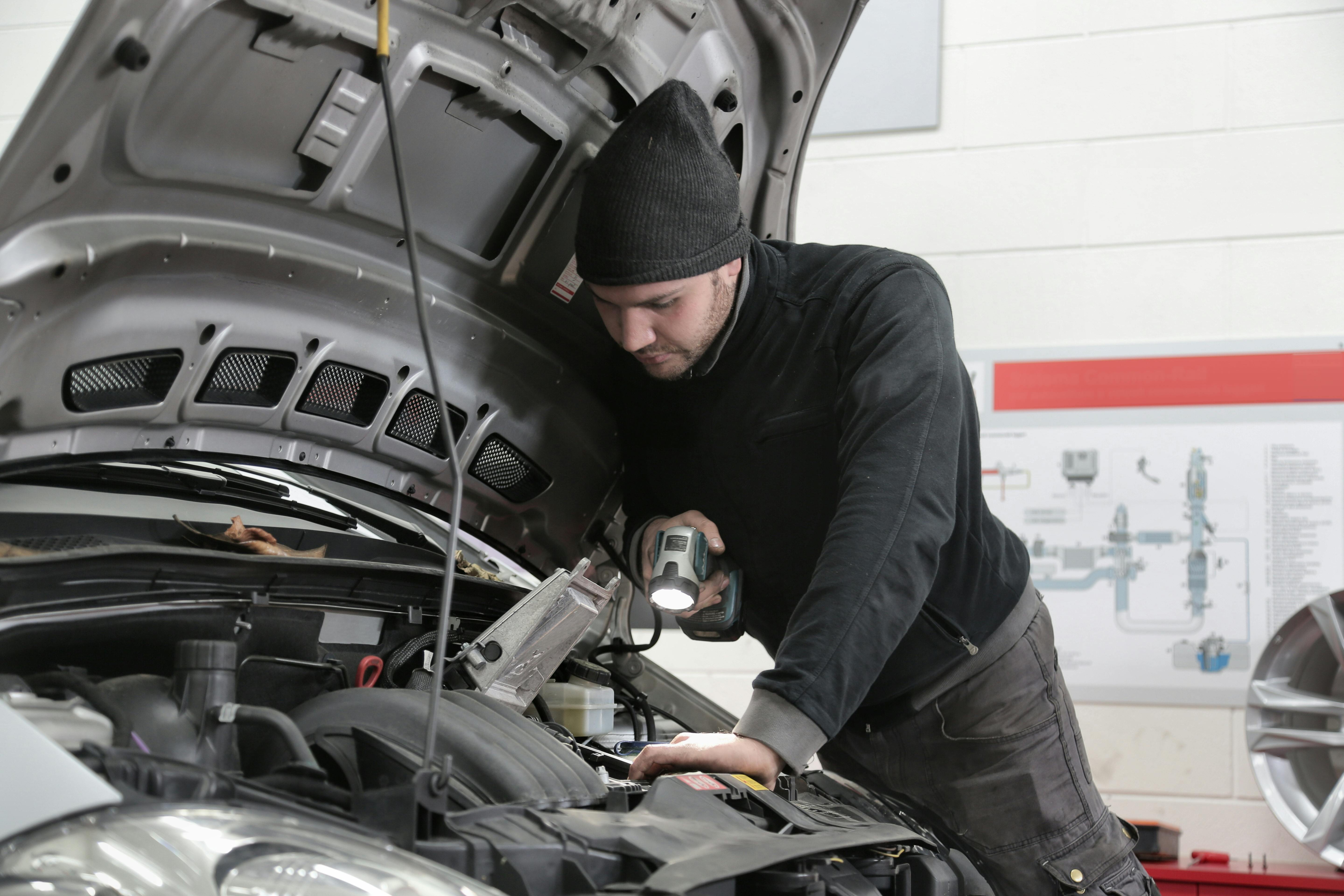 Ein Mechaniker repariert ein Auto | Quelle: Pexels