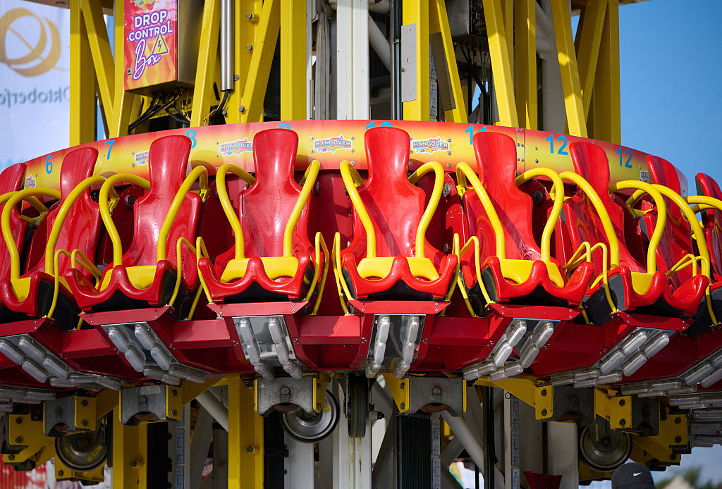 22. September 2026, Bayern, München: Der Freifallturm „Hangover" auf dem Oktoberfest. Nach dem tödlichen Unfall mit einem Fahrgeschäft-Mitarbeiter auf dem Münchner Oktoberfest dauern die Ermittlungen zur Unfallursache an. | Quelle: Getty Images