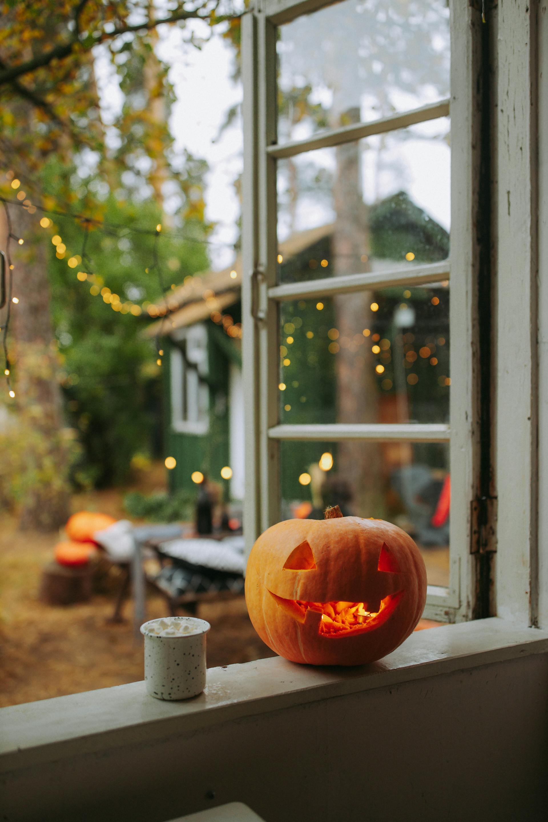 Eine Jack-O'-Lantern, die während Halloween am Fenster eines Hauses sitzt | Quelle: Pexels