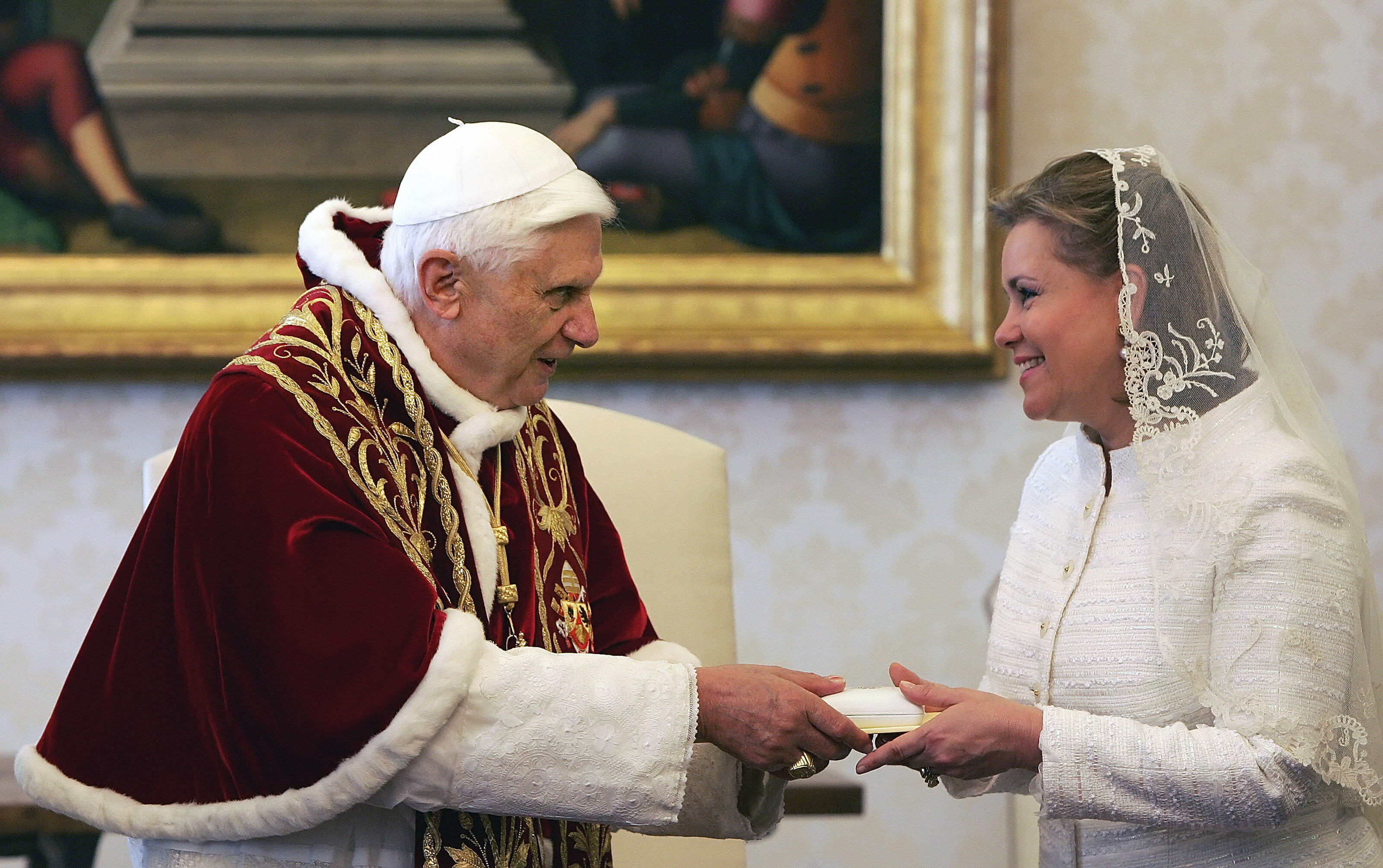 Papst Benedikt XVI. trifft die Großherzogin Maria Teresa von Luxemburg im Vatikan, 8. Mai 2006, in Vatikanstadt | Quelle: Getty Images