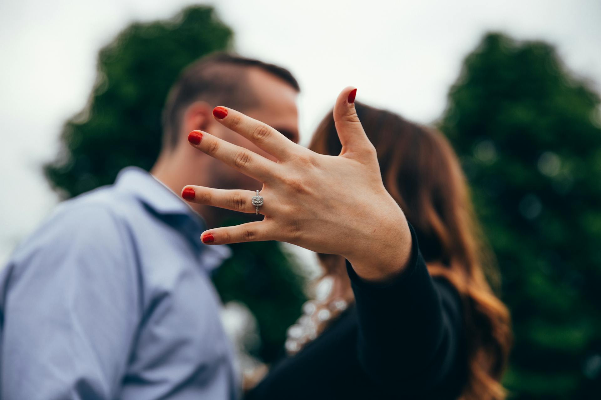 Eine Frau zeigt ihren Verlobungsring | Quelle: Pexels