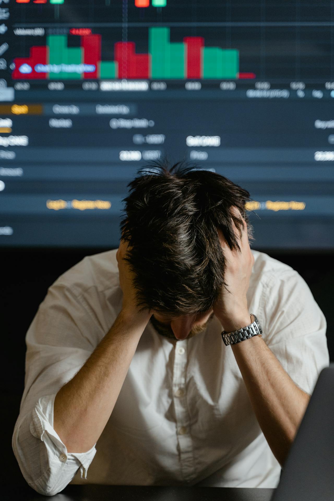 Ein gestresster Mann in seinem Büro | Quelle: Pexels