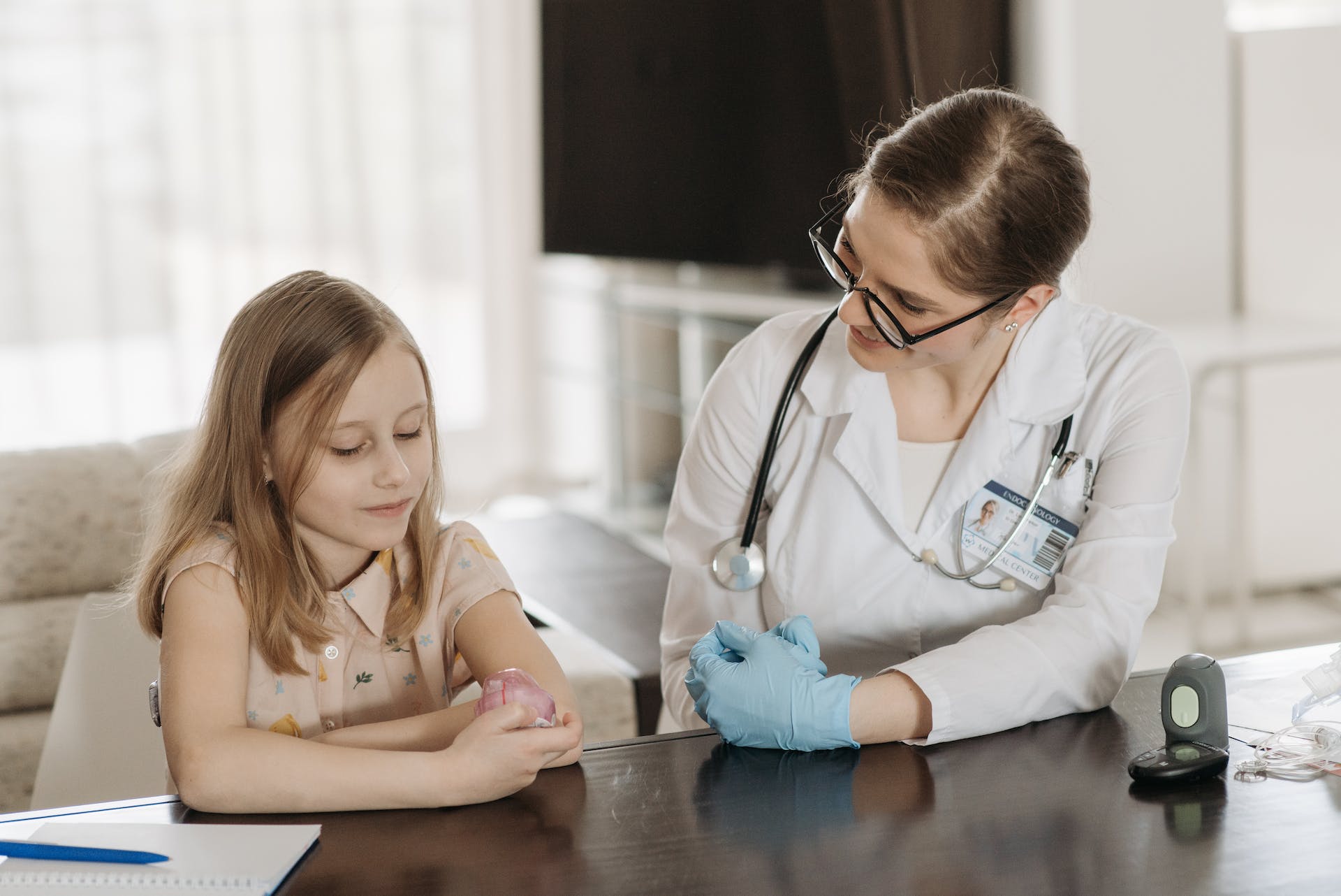 Arzt im Gespräch mit kleinem Mädchen | Quelle: Pexels