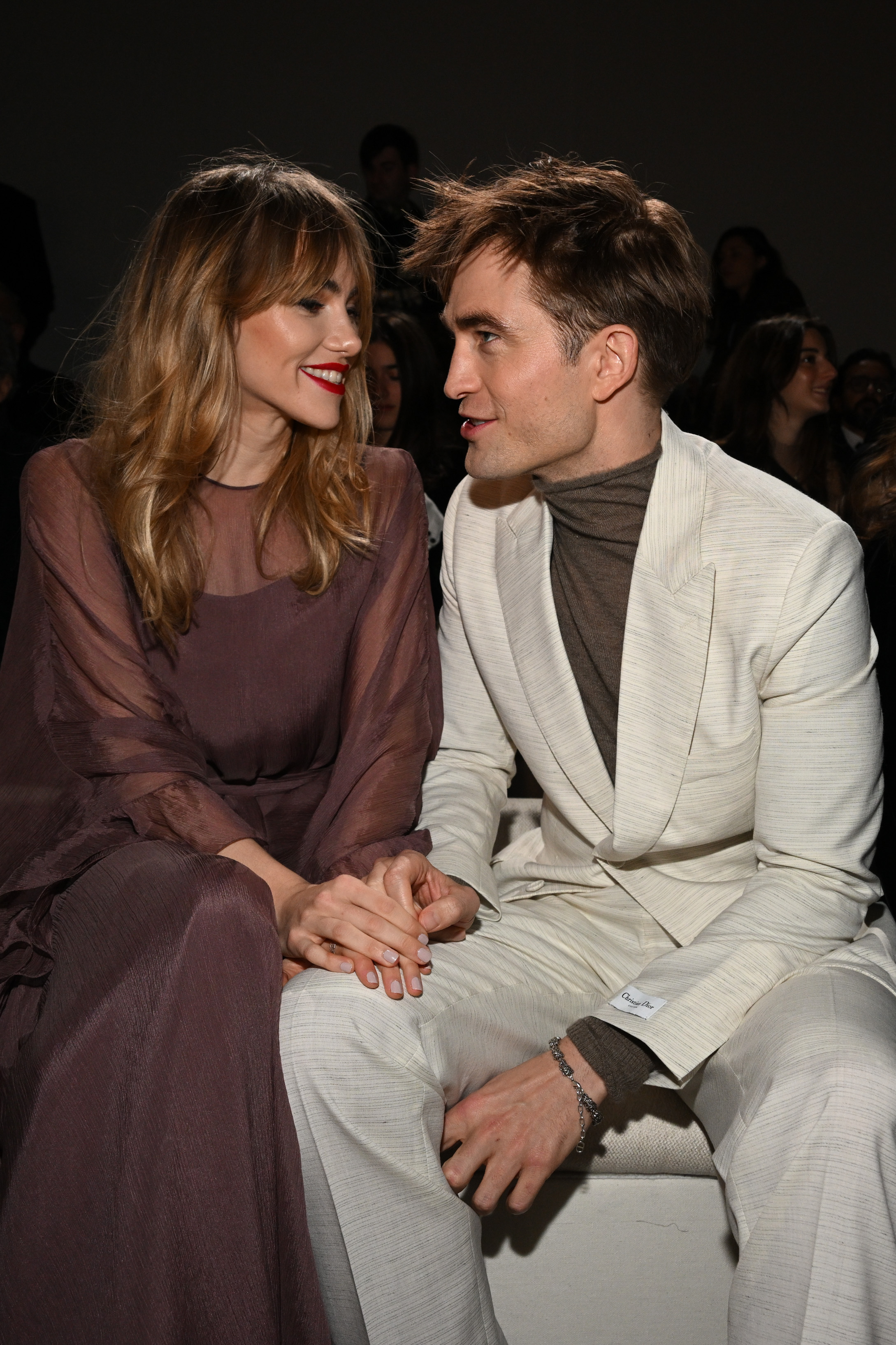 Suki Waterhouse und Robert Pattinson bei der Dior Fall 2023 Menswear Show in Giza, Ägypten am 3. Dezember 2022 | Quelle: Getty Images