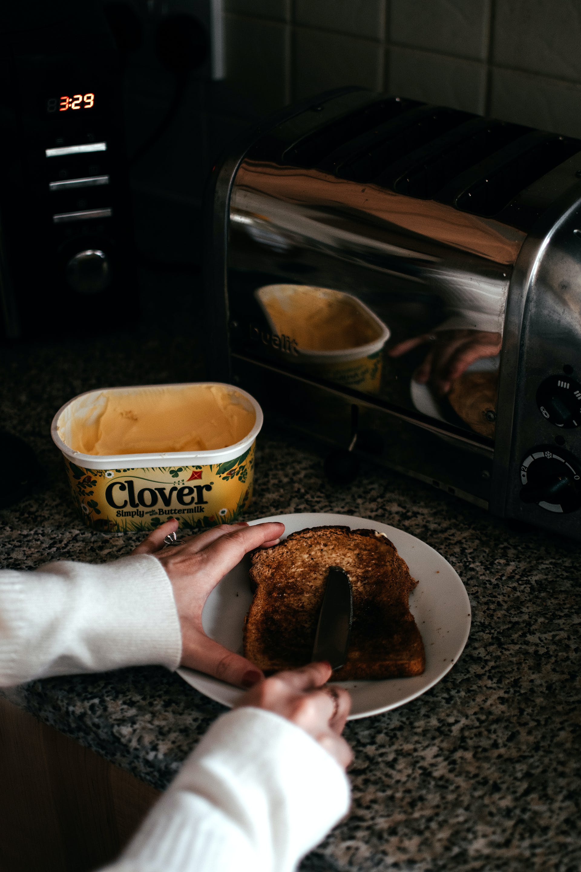Person, die Butter auf Toast streicht | Quelle: Pexels