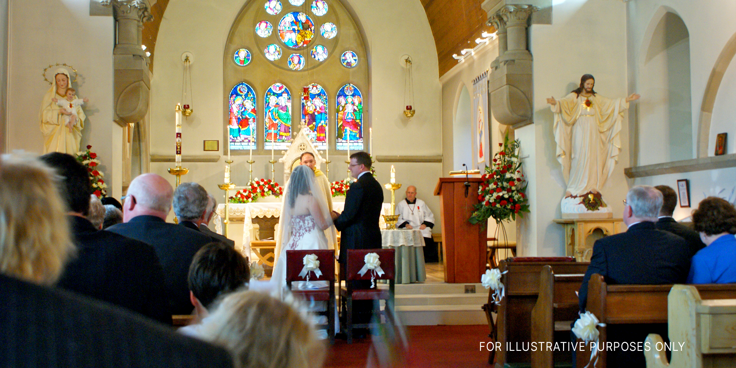 Ehepaar vor dem Altar in der Kirche | Quelle: Flickr
