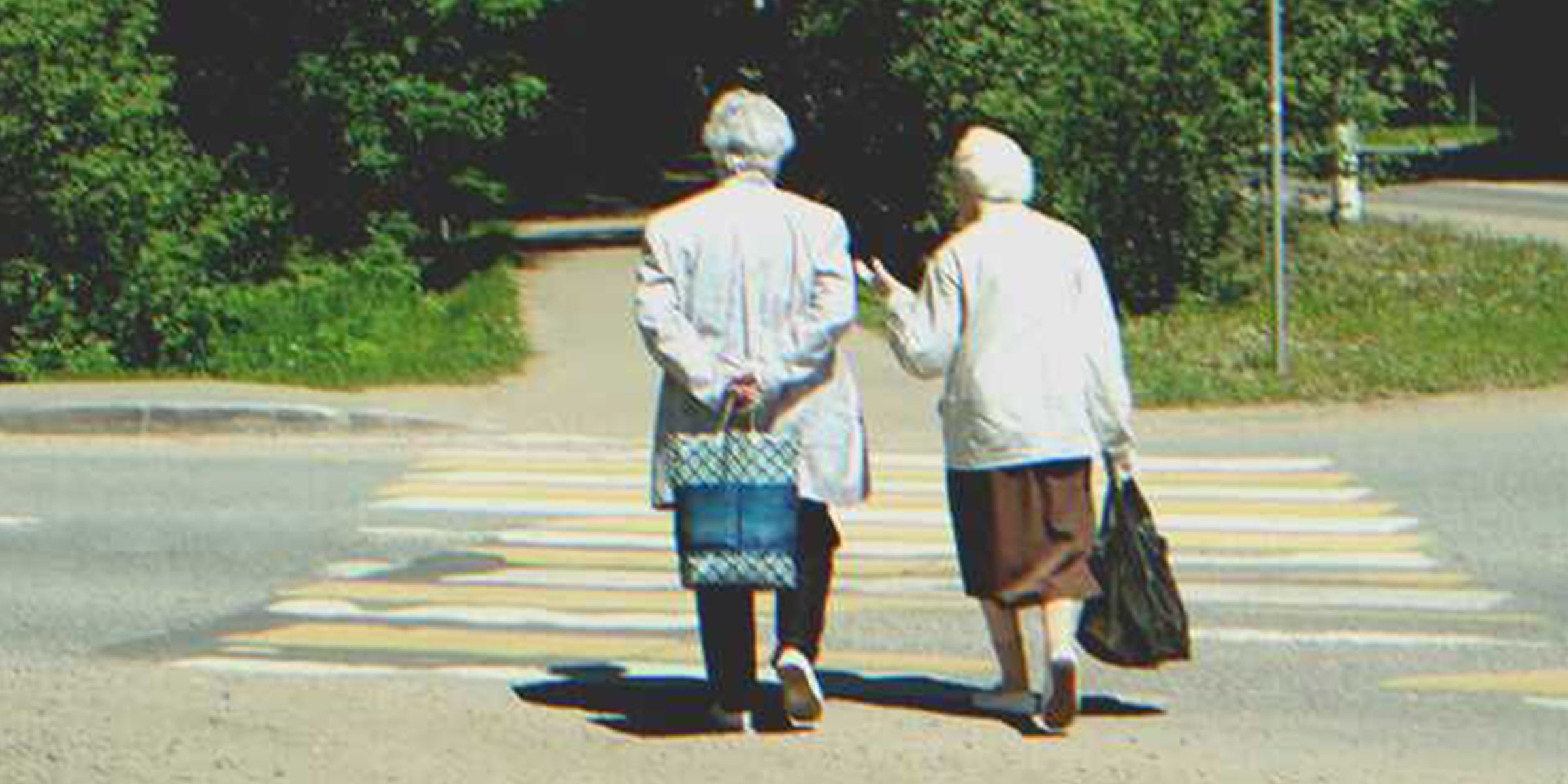Alte Damen auf der Straße | Quelle: Shutterstock