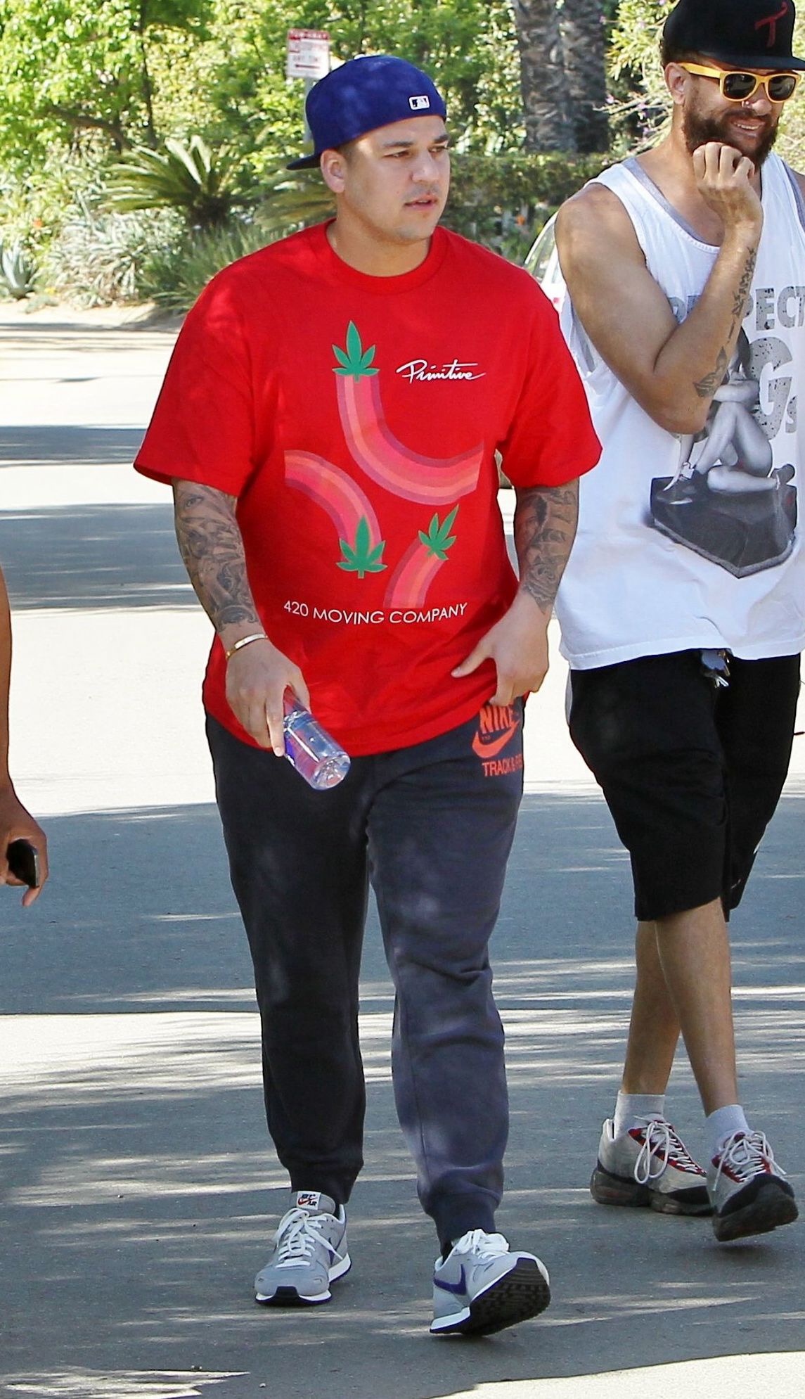 Rob Kardashian ist hier bei einem ungezwungenen Ausflug im Jahr 2015 in einem roten T-Shirt und einer blauen Baseballkappe zu sehen. Damals zeigte er sich nur selten in der Öffentlichkeit, während seine Familie weiterhin ihre Sorge darüber äußerte, dass er sich aus dem Rampenlicht zurückgezogen hatte. | Quelle: Paparazzi-Foto.