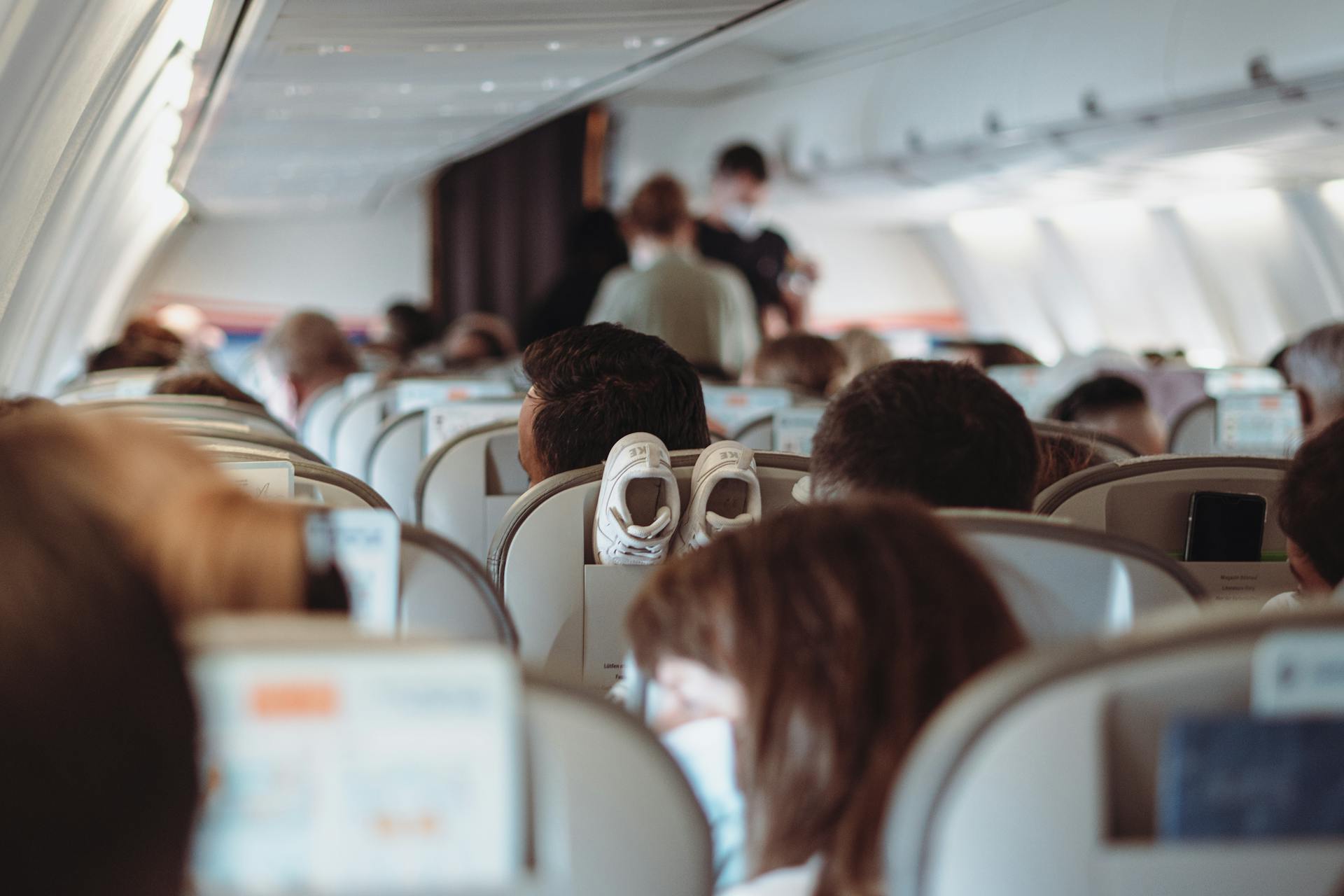 Menschen in einem Flugzeug | Quelle: Pexels