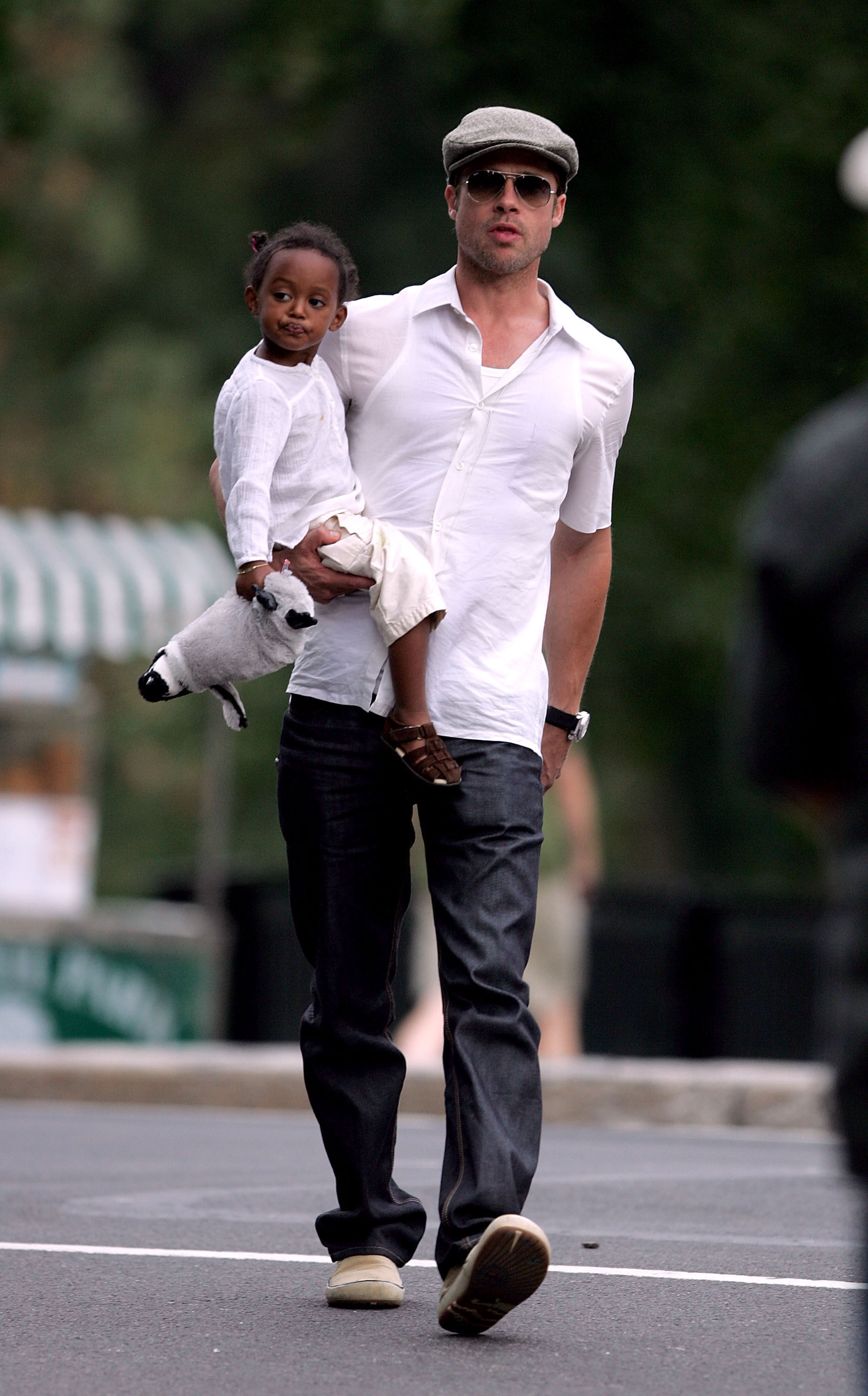 Brad Pitt und Zahara Jolie-Pitt besuchen am 28. August 2007 den Central Park in New York City | Quelle: Getty Images