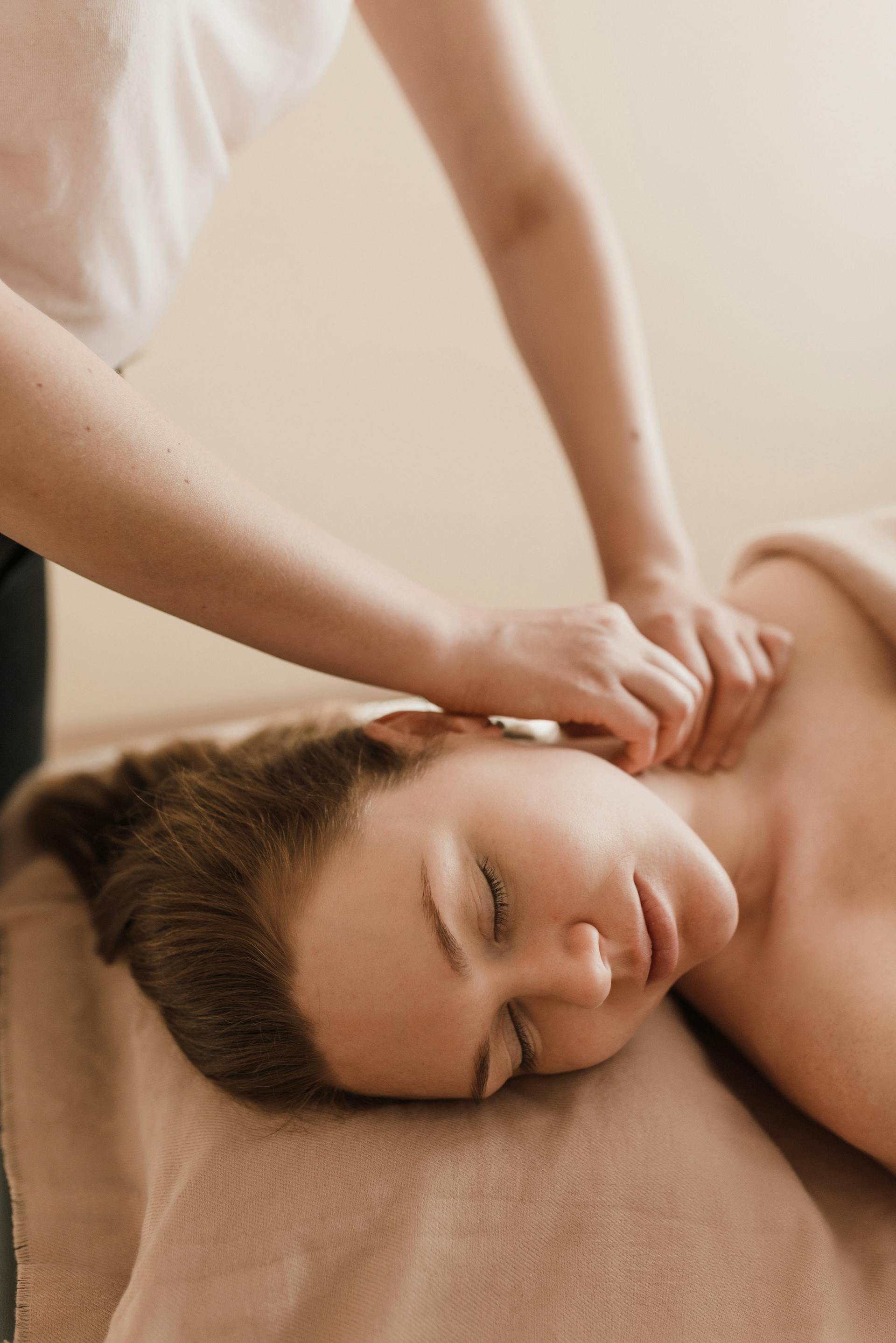 Eine Frau, die eine Massage bekommt | Quelle: Pexels