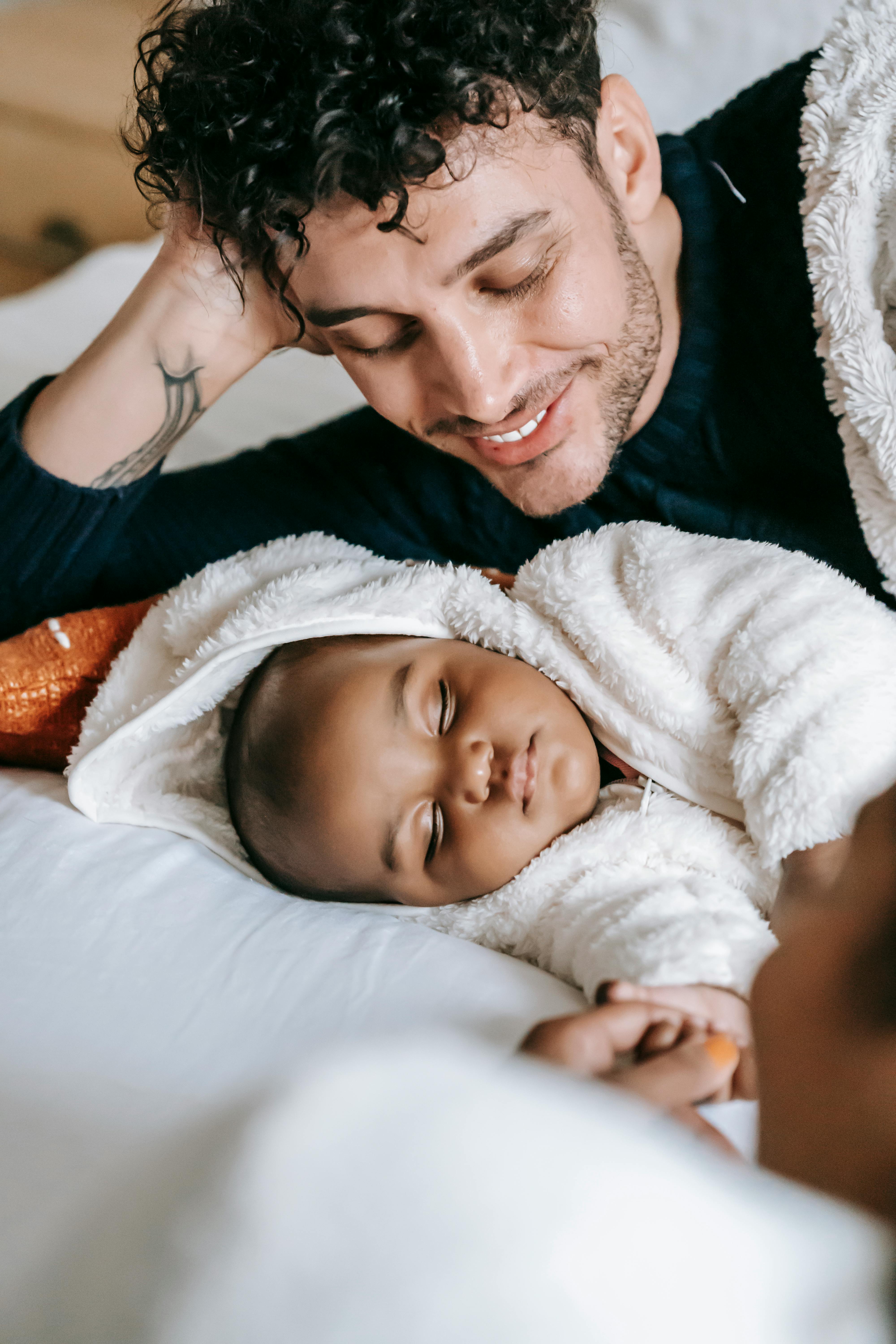Vater beobachtet sein Baby beim Schlafen | Quelle: Pexels