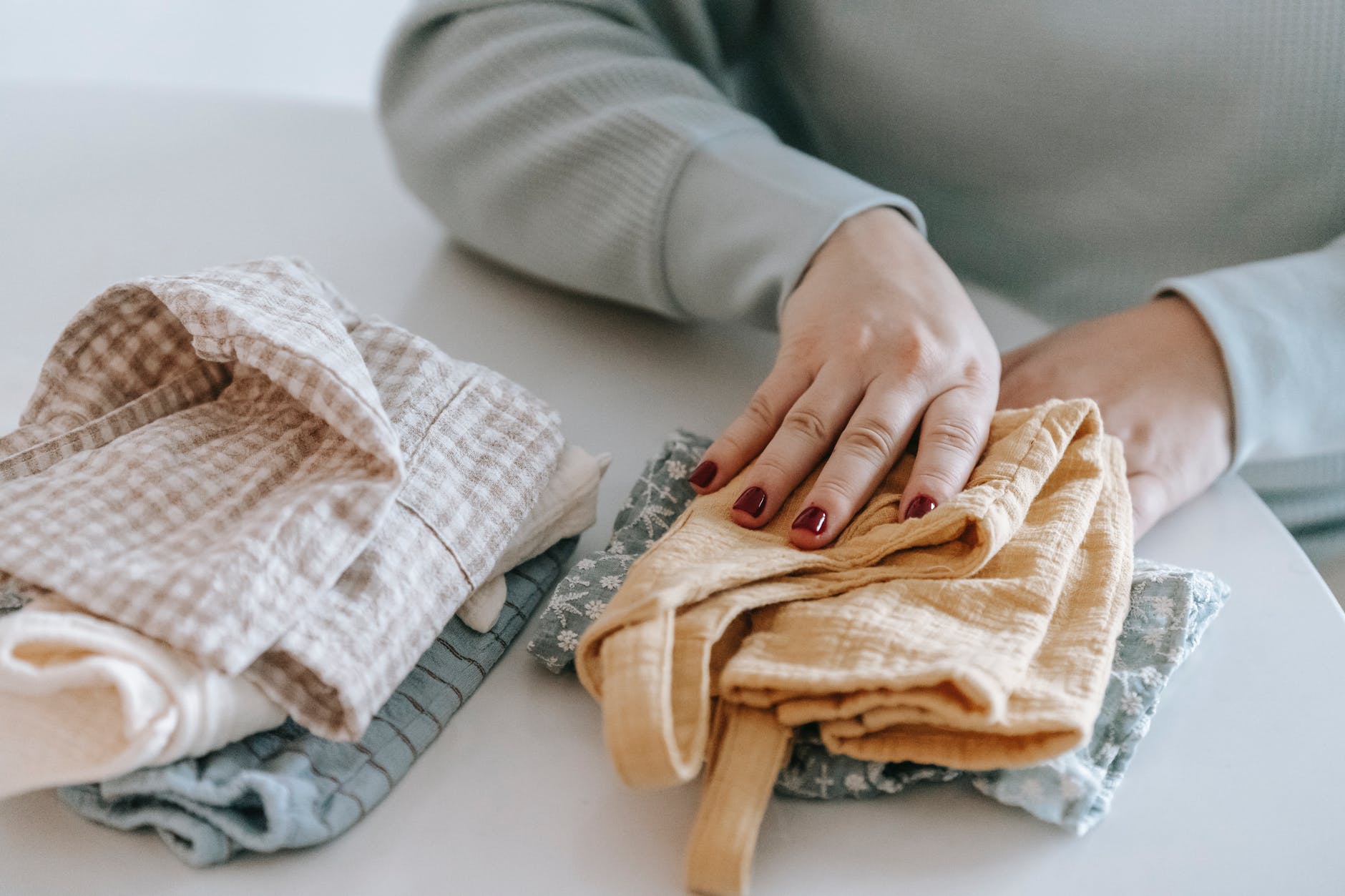 Patricia faltete Wäsche und dachte dabei an ihre schwierige Schwangerschaft. | Quelle: Pexels