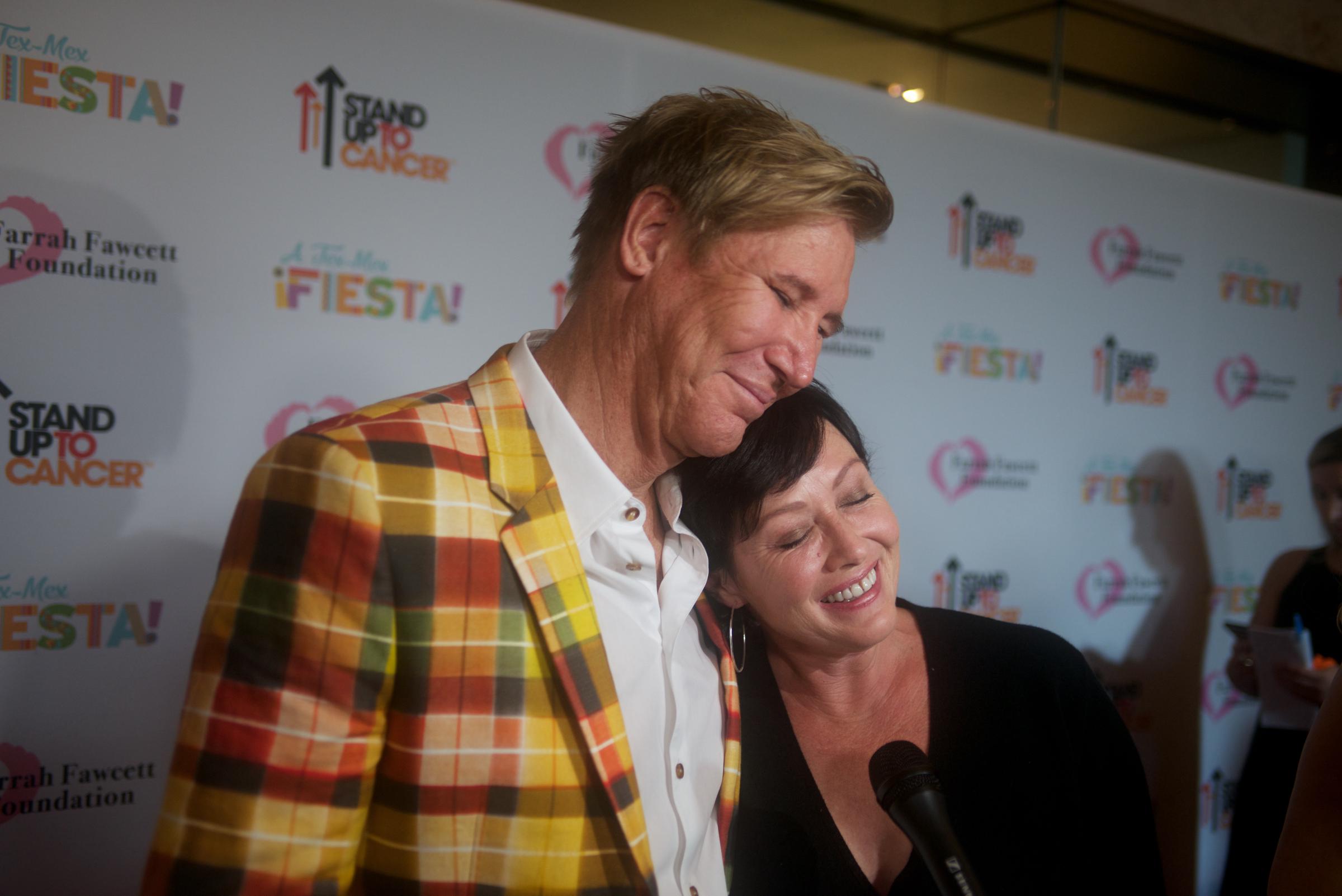 Dr. Lawrence Piro und Shannen Doherty bei der "Tex-Mex Fiesta" der Farrah Fawcett Foundation in Los Angeles, Kalifornien am 9. September 2017 | Quelle: Getty Images