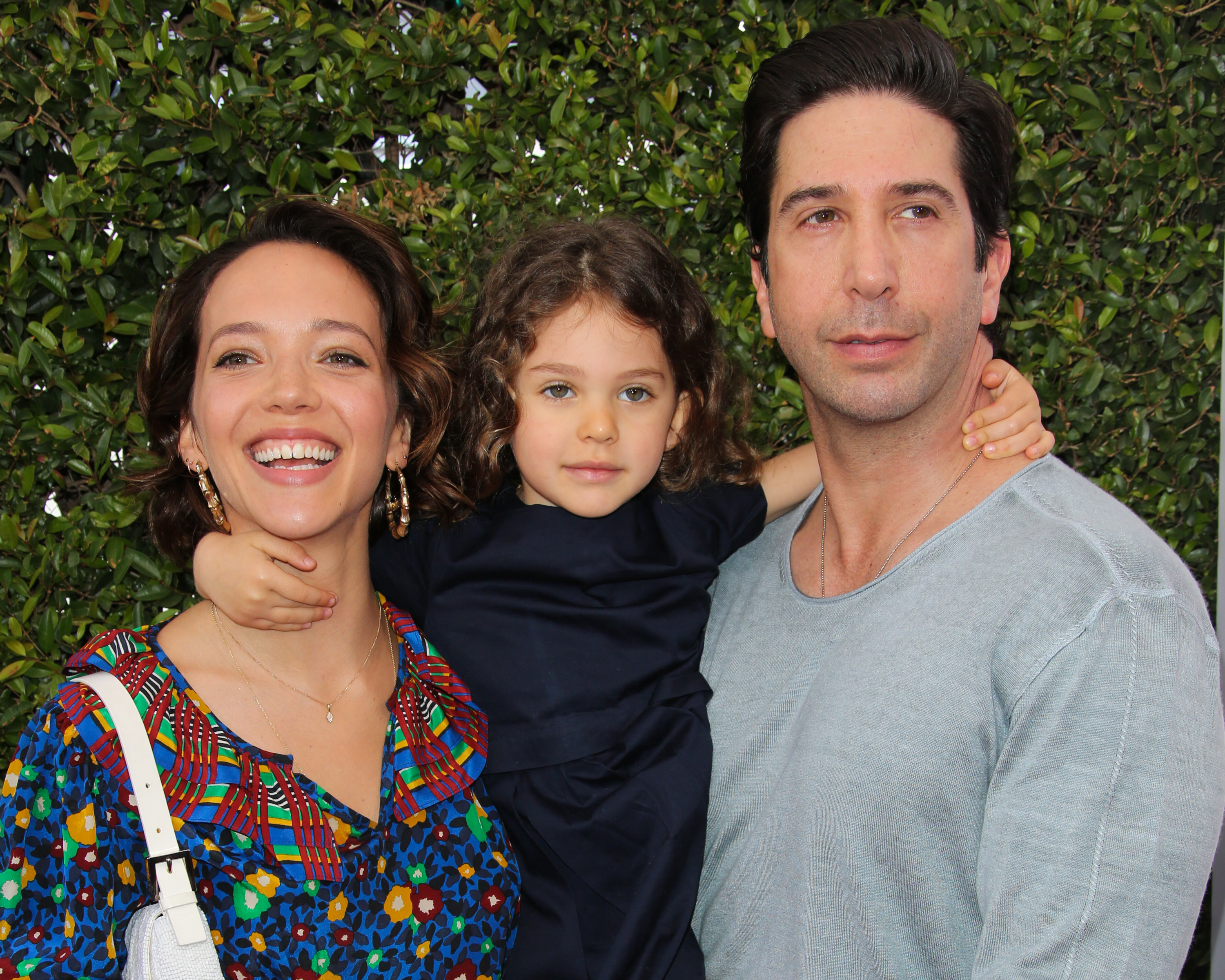 Zoe Buckman und David Schwimmer mit Cleo Buckman Schwimmer bei der 12th Annual John Varvatos Stuart House Benefizveranstaltung am 26. April 2015 in Los Angeles, Kalifornien | Quelle: Getty Images