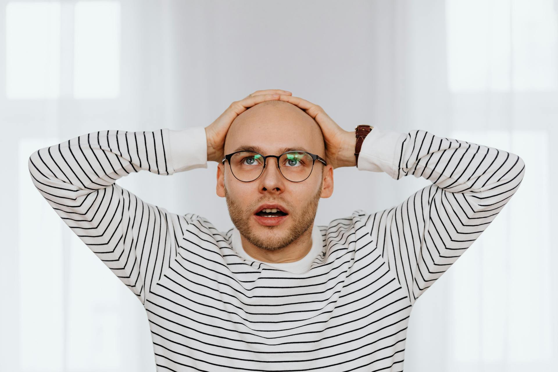 Ein schockierter Mann | Quelle: Pexels