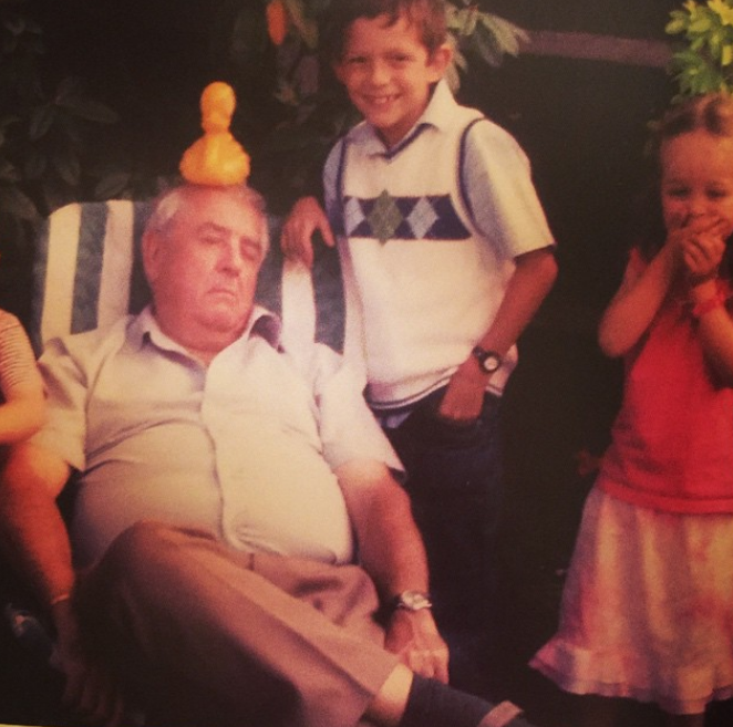 Sie sind in einer engen und fürsorglichen Familie aufgewachsen. Auf diesem Foto posiert er mit seinem schlafenden Großvater – ein Rückblick-Foto, das am 30. November 2014 hochgeladen wurde. | Quelle: Instagram/tomholland2013