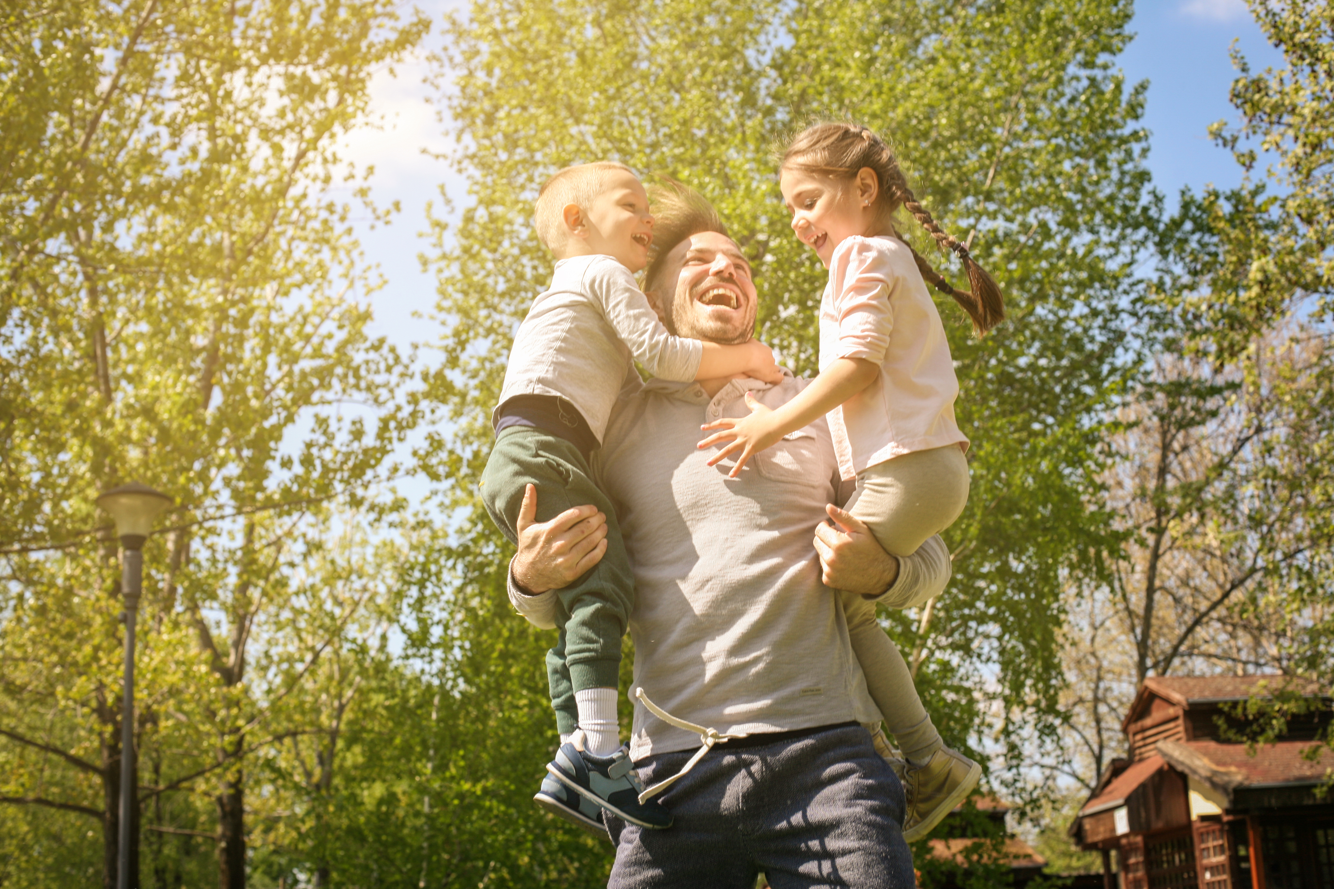 Ein Vater mit zwei Kindern | Quelle: Shutterstock