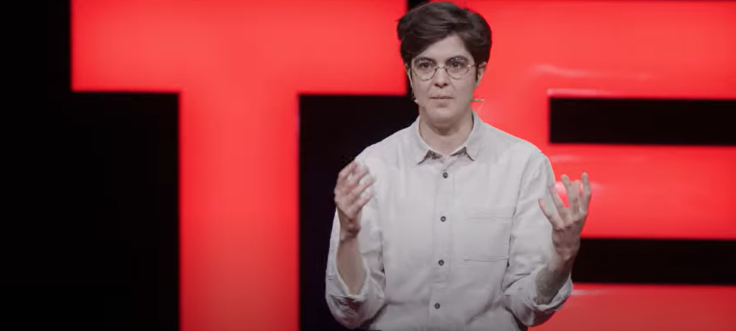 Marlene Engelhorn spricht über ihren Wunsch, im Oktober 2022 als österreichische Millionenerbin besteuert zu werden | Quelle: YouTube/TEDx Talks