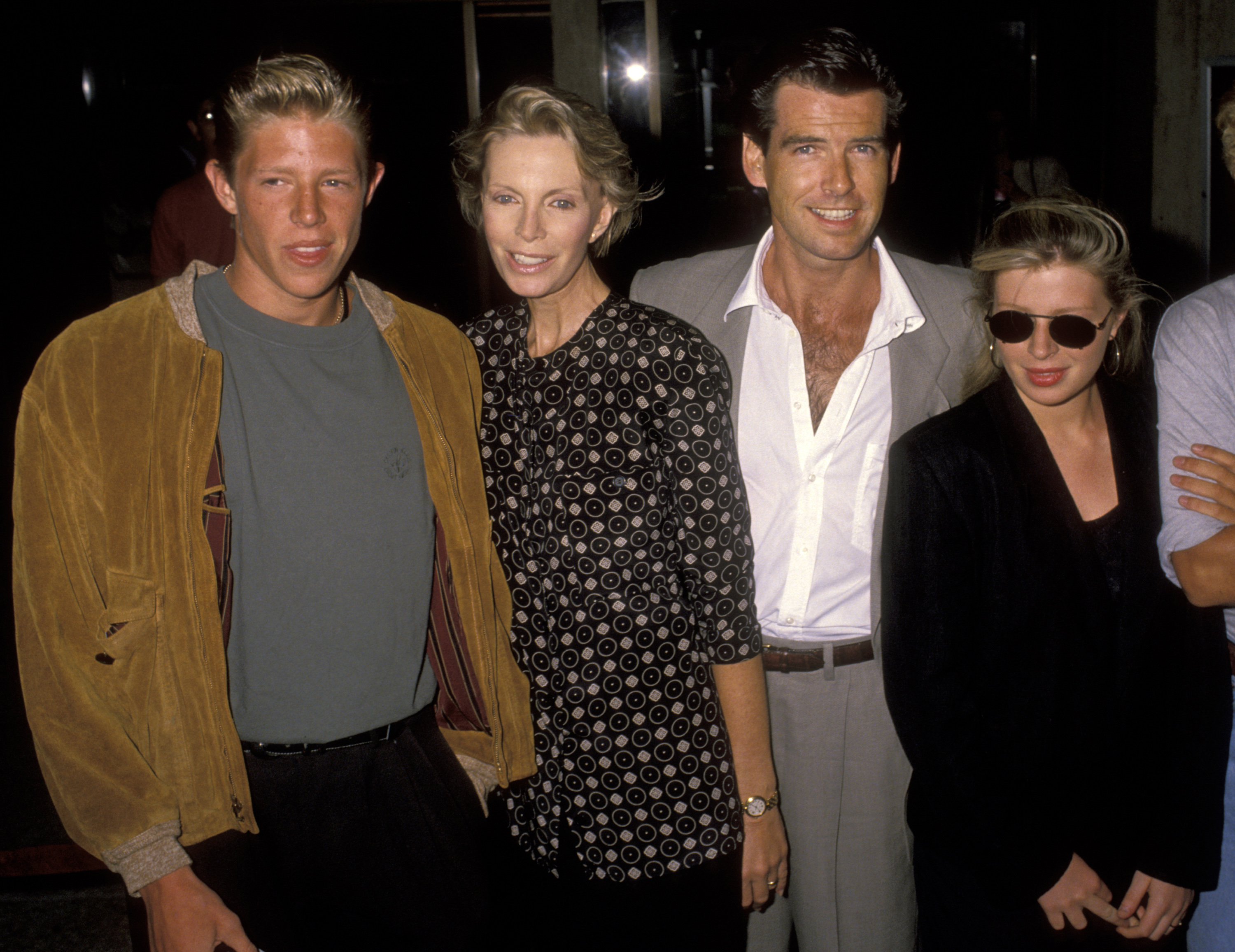 Christopher, Pierce und Charlotte Brosnan mit Cassandra Harris bei der Veranstaltung "Postcards From the Edge" in Los Angeles, Kalifornien, 1990. | Quelle: Getty Images