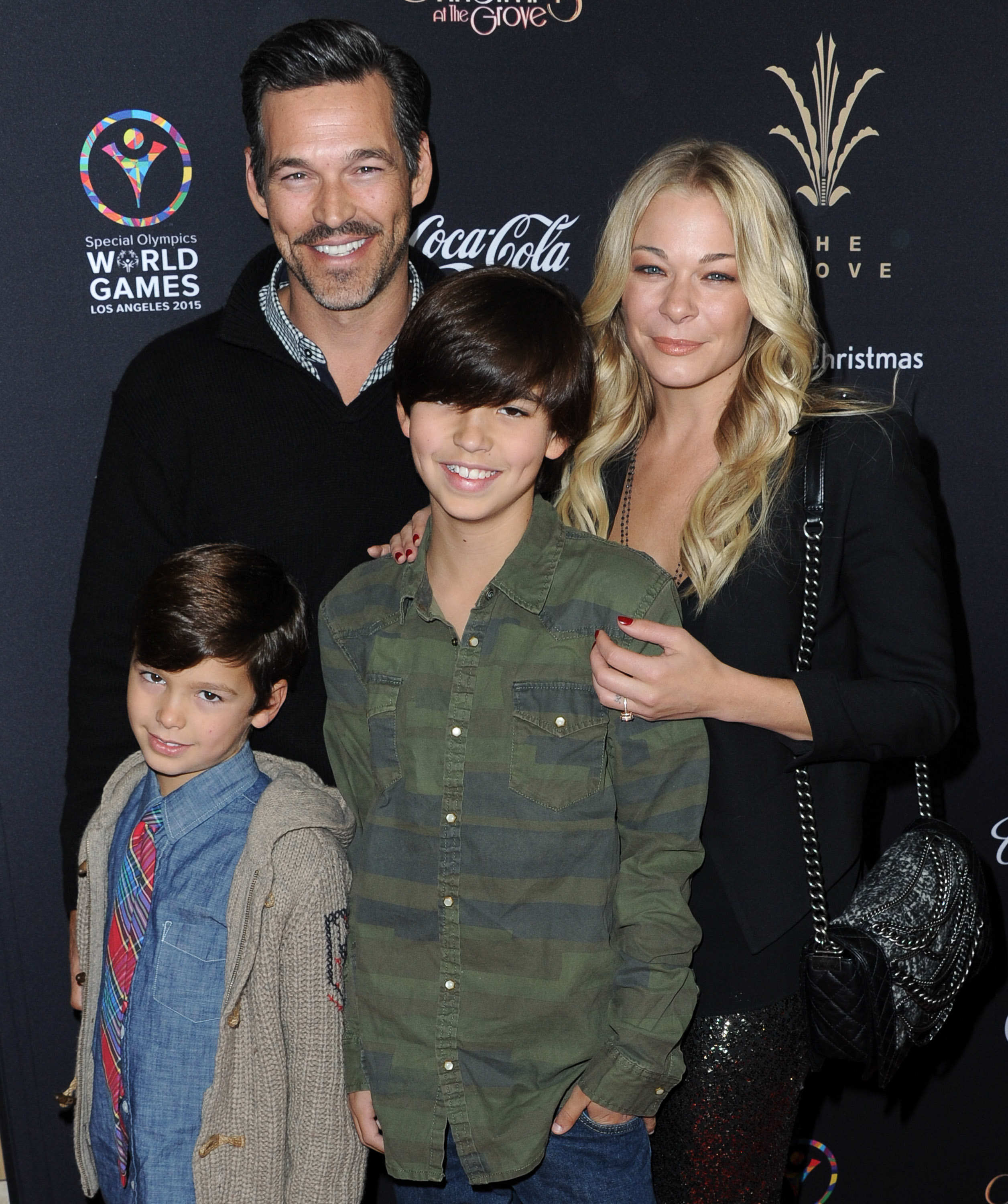 Der Schauspieler mit seinen Söhnen und seiner Frau LeAnn Rimes bei The Grove's 12th Annual Christmas Tree Lighting Spectacular am 16. November 2014 in Los Angeles, Kalifornien. | Quelle: Getty Images