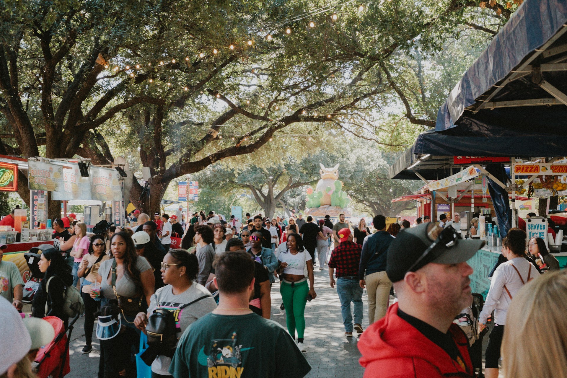 Eine Menschenmenge auf einem Jahrmarkt | Quelle: Unsplash