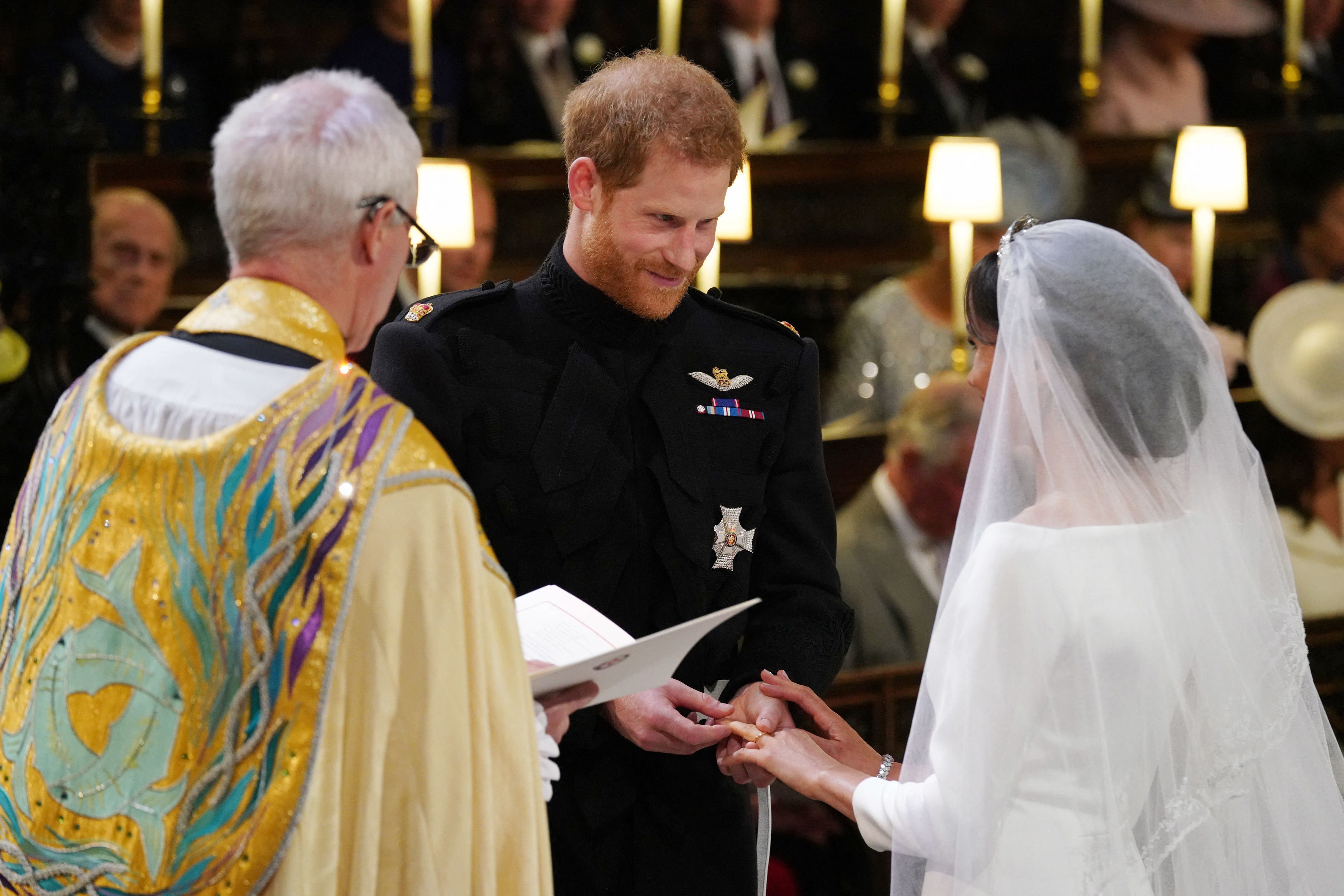 Prinz Harry, Herzog von Sussex, steckt Meghan Markle während der Hochzeitszeremonie in der St. George's Chapel auf Schloss Windsor am 19. Mai 2018 den Ehering an den Finger | Quelle: Getty Images