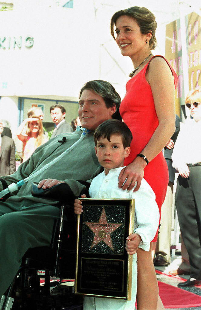 Christopher Reeve mit Dana Reeve und Will Reeve, nachdem er am 15. April 1997 in Los Angeles, Kalifornien, mit einem Stern auf dem Hollywood Walk of Fame geehrt wurde. | Quelle: Getty Images