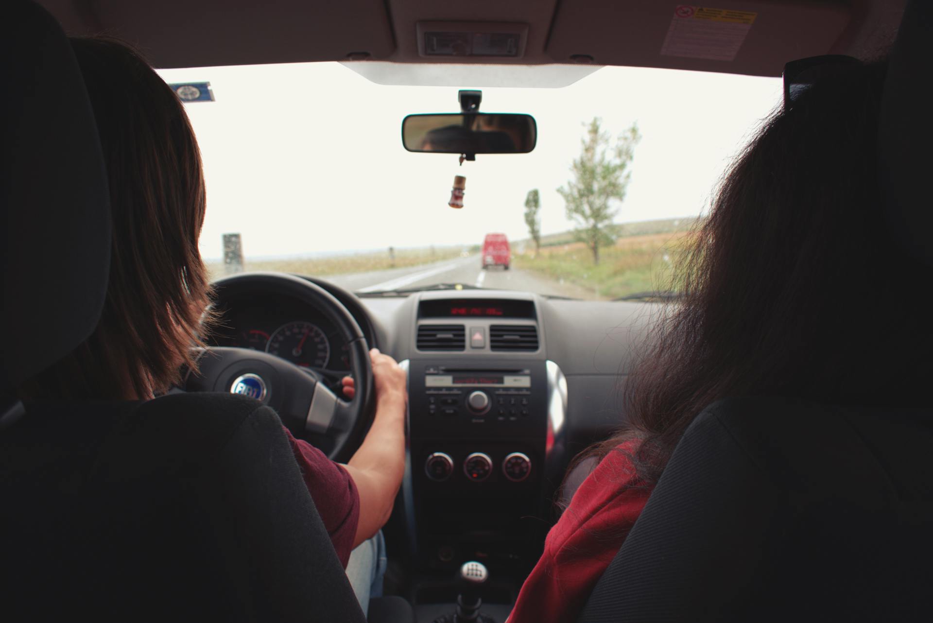 Frauen, die in einem Auto sitzen | Quelle: Pexels