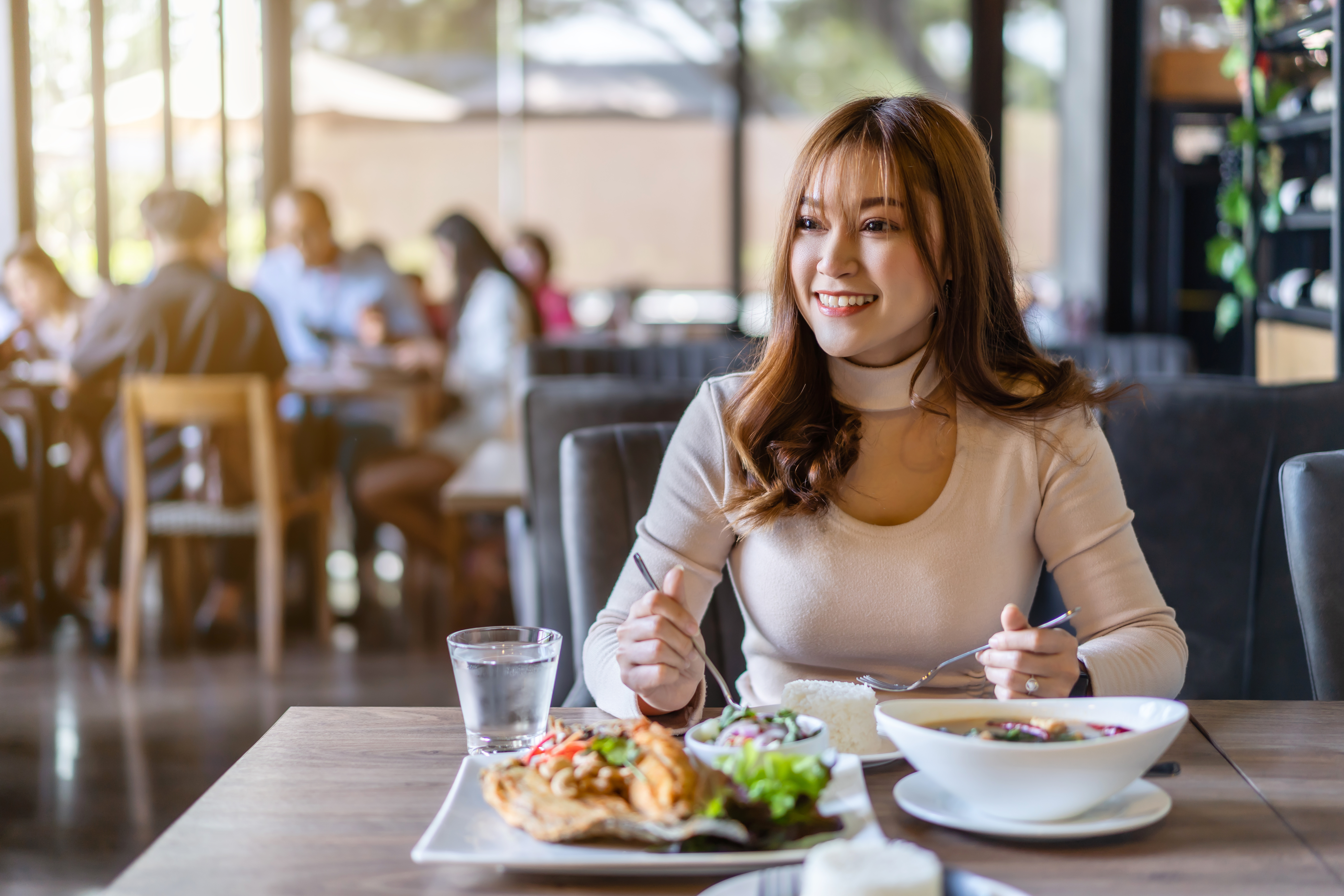 Eine Frau beim Essen in einem Restaurant | Quelle: Shutterstock