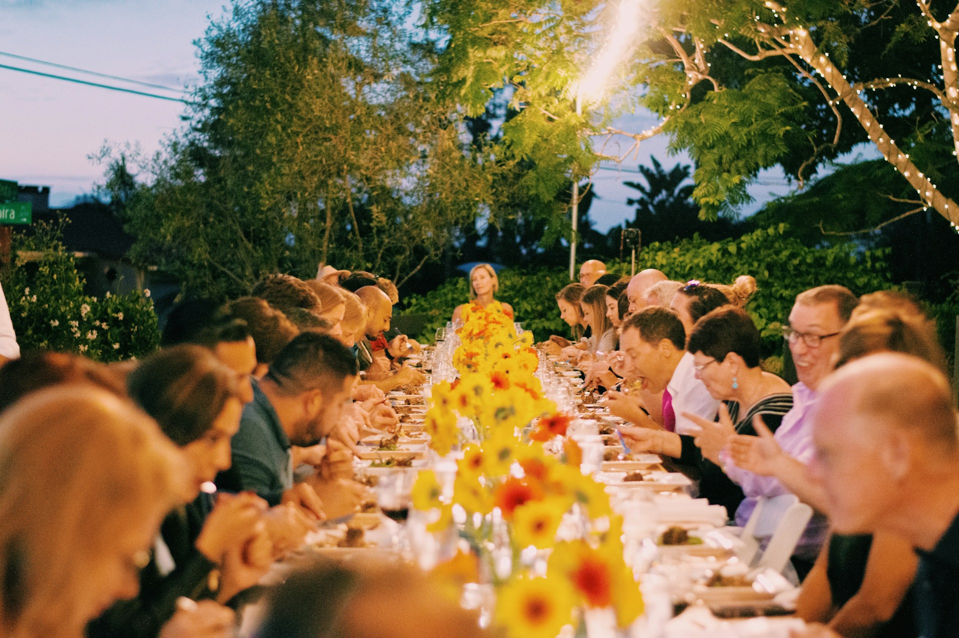 Menschen, die eine warme Mahlzeit genießen | Quelle: Unsplash