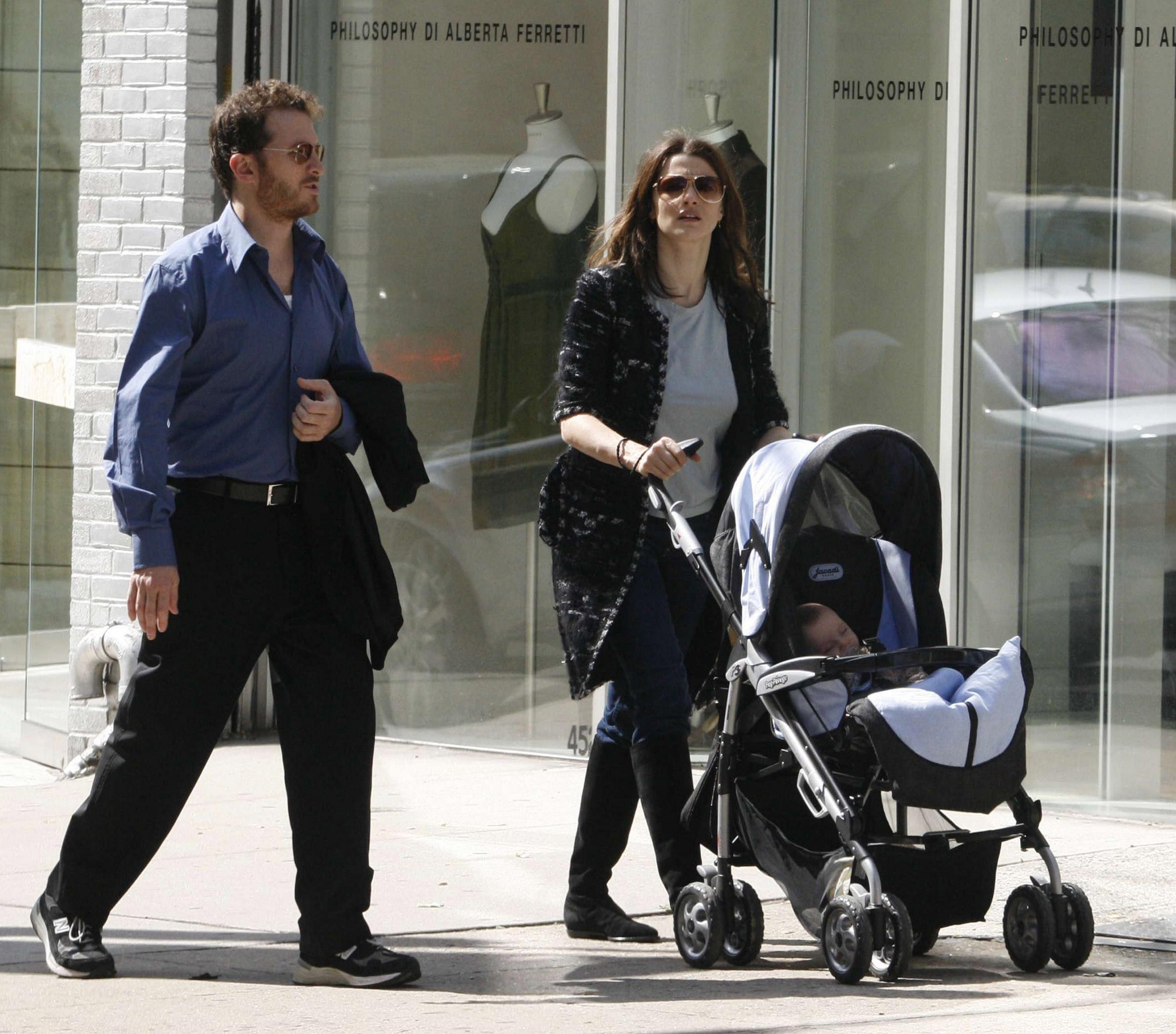 Rachel Weisz und Darren Aronofsky werden am 2. Oktober 2006 mit ihrem Sohn in New York fotografiert. | Quelle: Getty Images