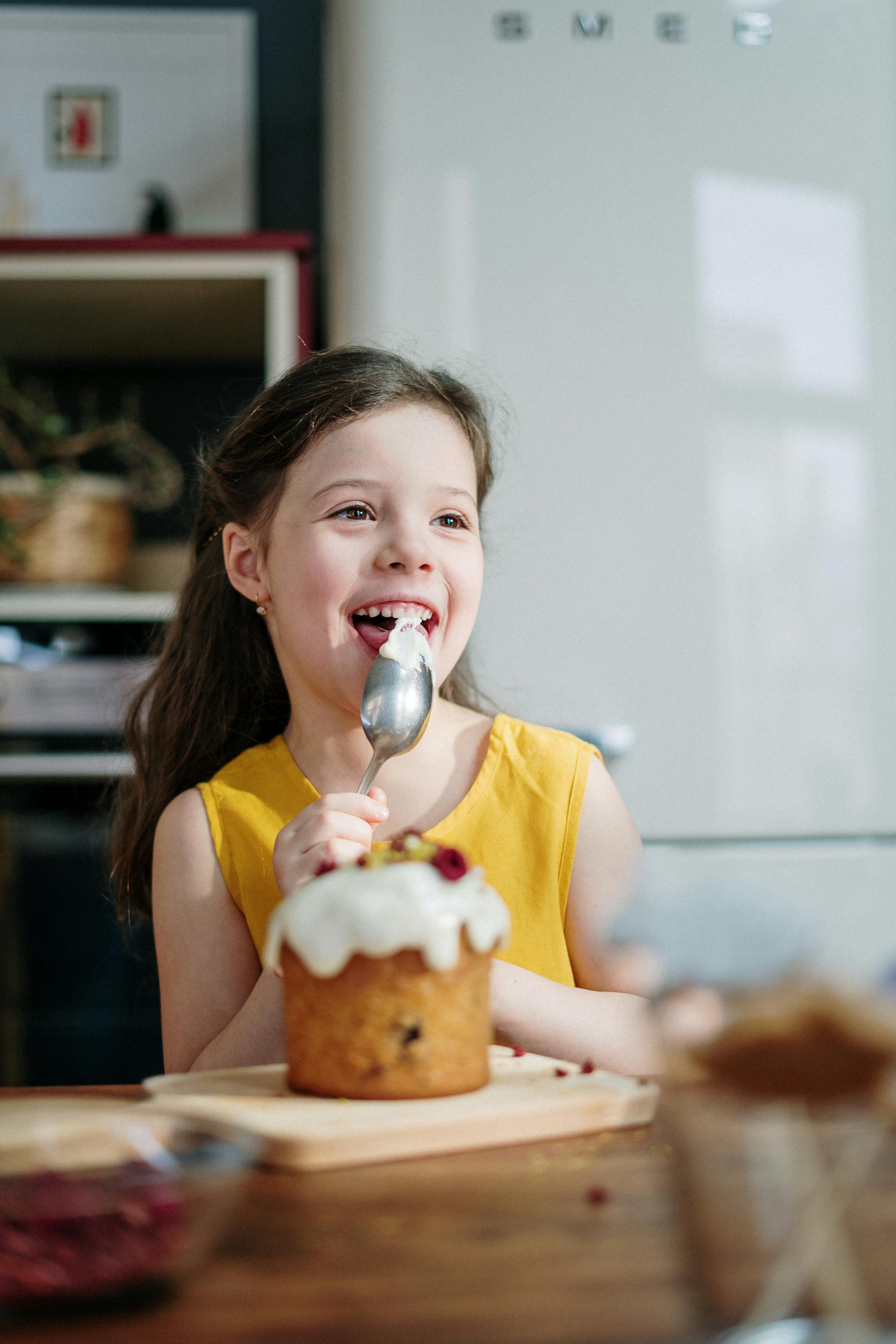 Ein kleines Mädchen isst Kuchen | Quelle: Pexels