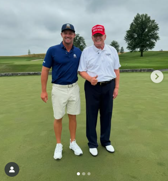 Am 23. Juli steht Donald Trump neben dem Golfer Bryson DeChambeau im Trump National Golf Club in Bedminster. Er trägt seine rote Mütze und ein weißes Polo und lächelt unter dem wolkenverhangenen Himmel. Sein Gesicht ist gerötet, während sein Hals und seine Hände viel heller wirken. | Quelle: Instagram/trumpgolf