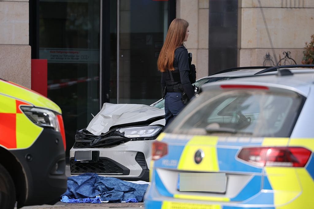 4. Mai 2026, Sachsen, Leipzig: Eine Polizistin steht an der Stelle, an der ein Auto in eine Gruppe von Menschen gerast ist. | Quelle: Getty Images