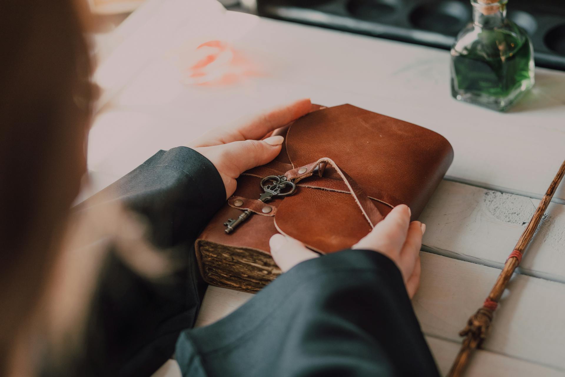 Eine Frau mit einem braunen Lederjournal | Quelle: Pexels