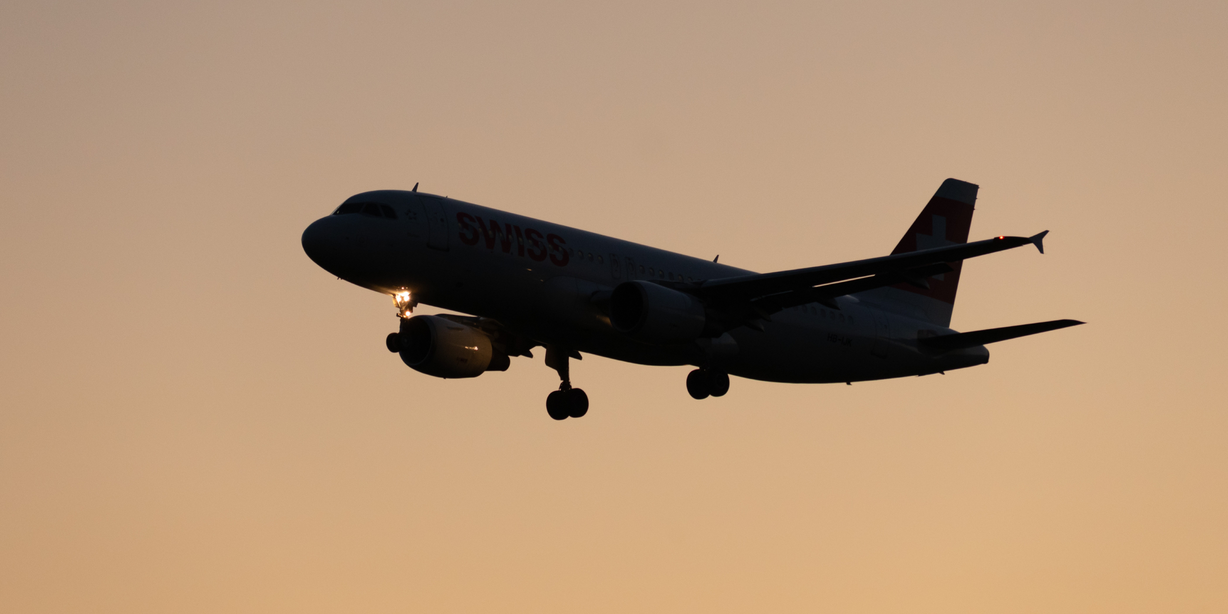 Ein Flugzeug gleitet über den Himmel | Quelle: Shutterstock