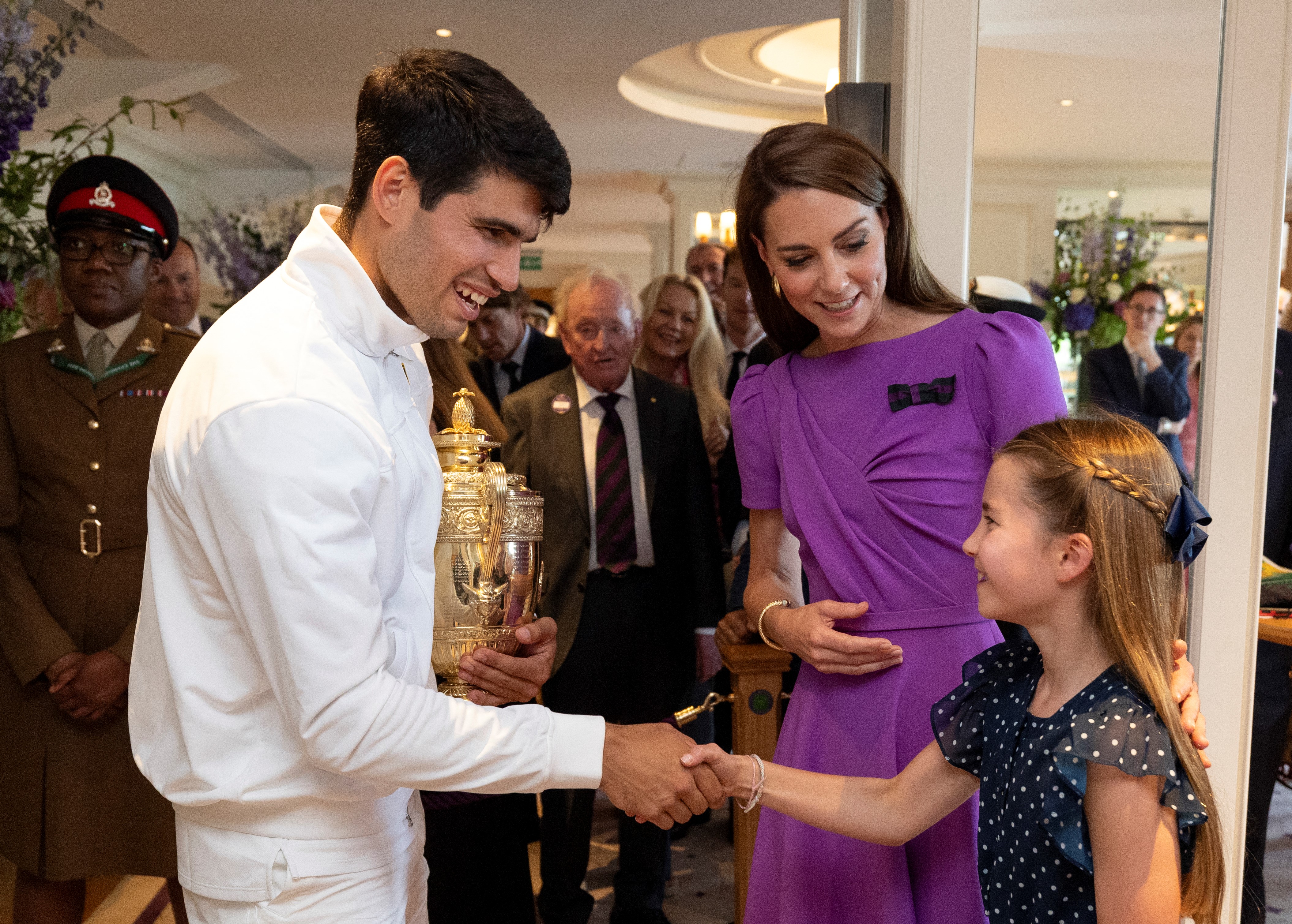 Carlos Alcaraz mit Kate Middleton und Prinzessin Charlotte im Clubhaus nach seinem Sieg bei den Wimbledon Championships am 14. Juli 2024, London, England. | Quelle: Getty Images