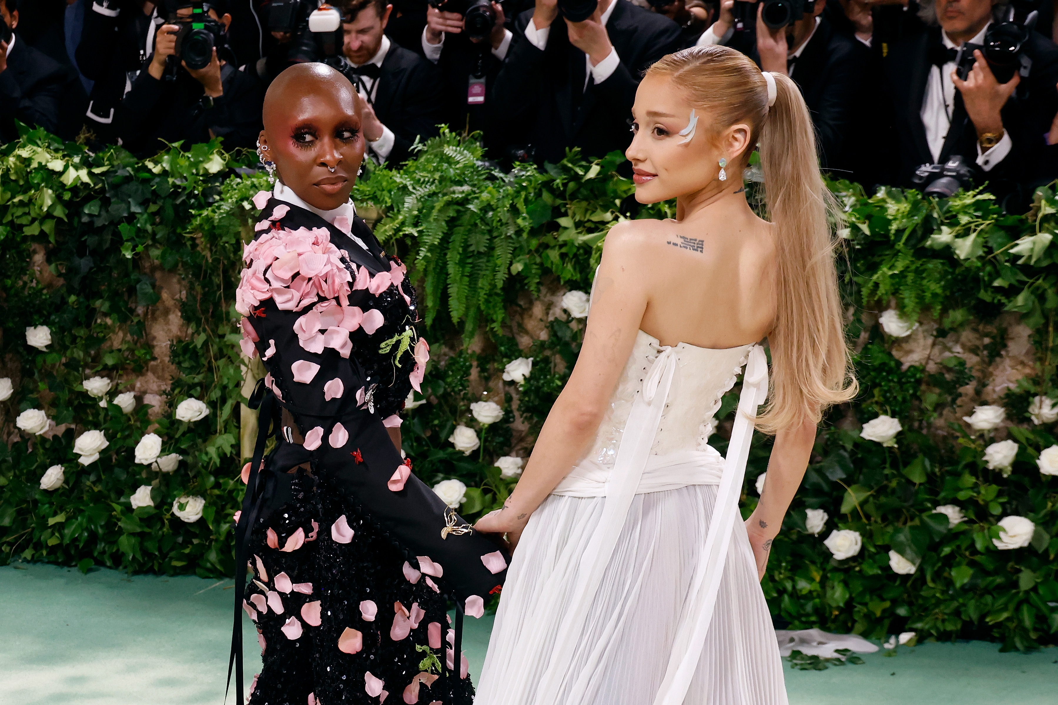 Cynthia Erivo und Ariana Grande besuchen die 2024 Costume Institute Benefizveranstaltung für „Sleeping Beauties: Reawakening Fashion“ im Metropolitan Museum of Art in New York City, am 6. Mai 2024 | Quelle: Getty Images