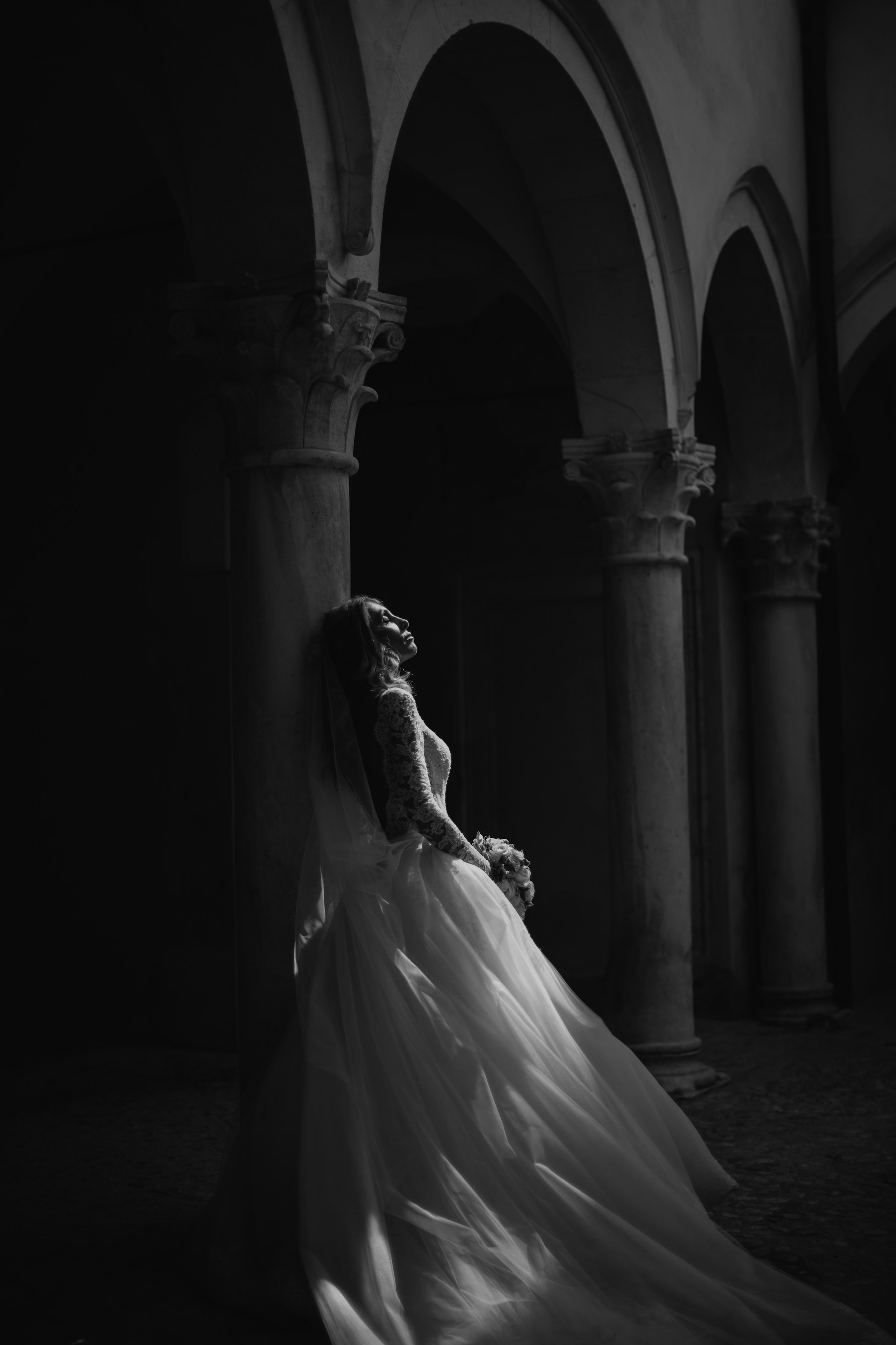 Eine Braut, die sich an eine Säule lehnt | Quelle: Unsplash