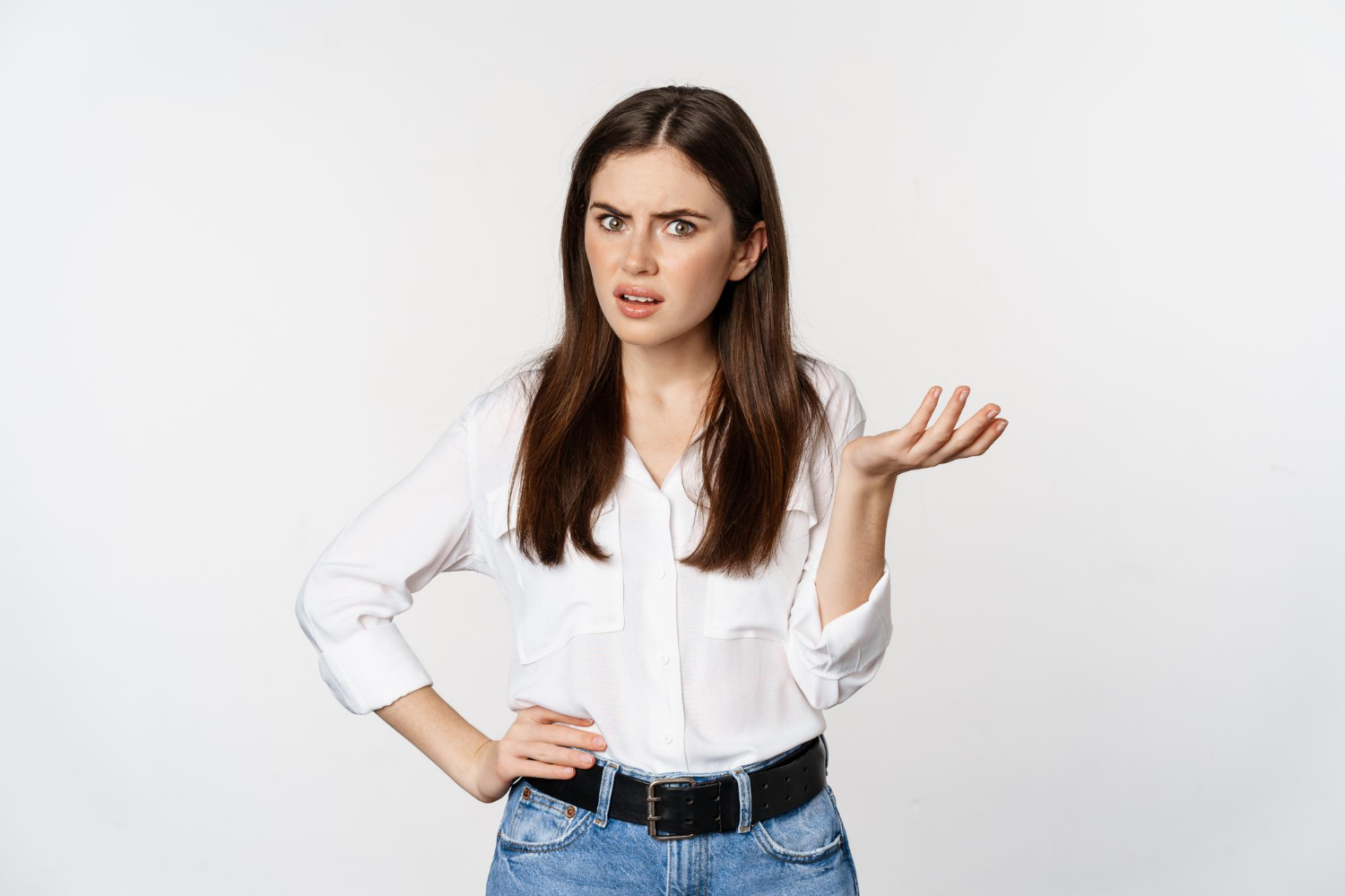 Eine wütende und ahnungslose Frau | Quelle: Freepik