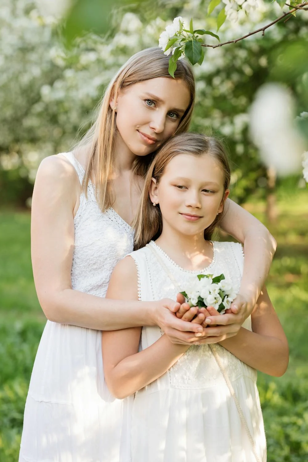 Eine Frau und ihre Tochter in einem Garten | Quelle: Pexels