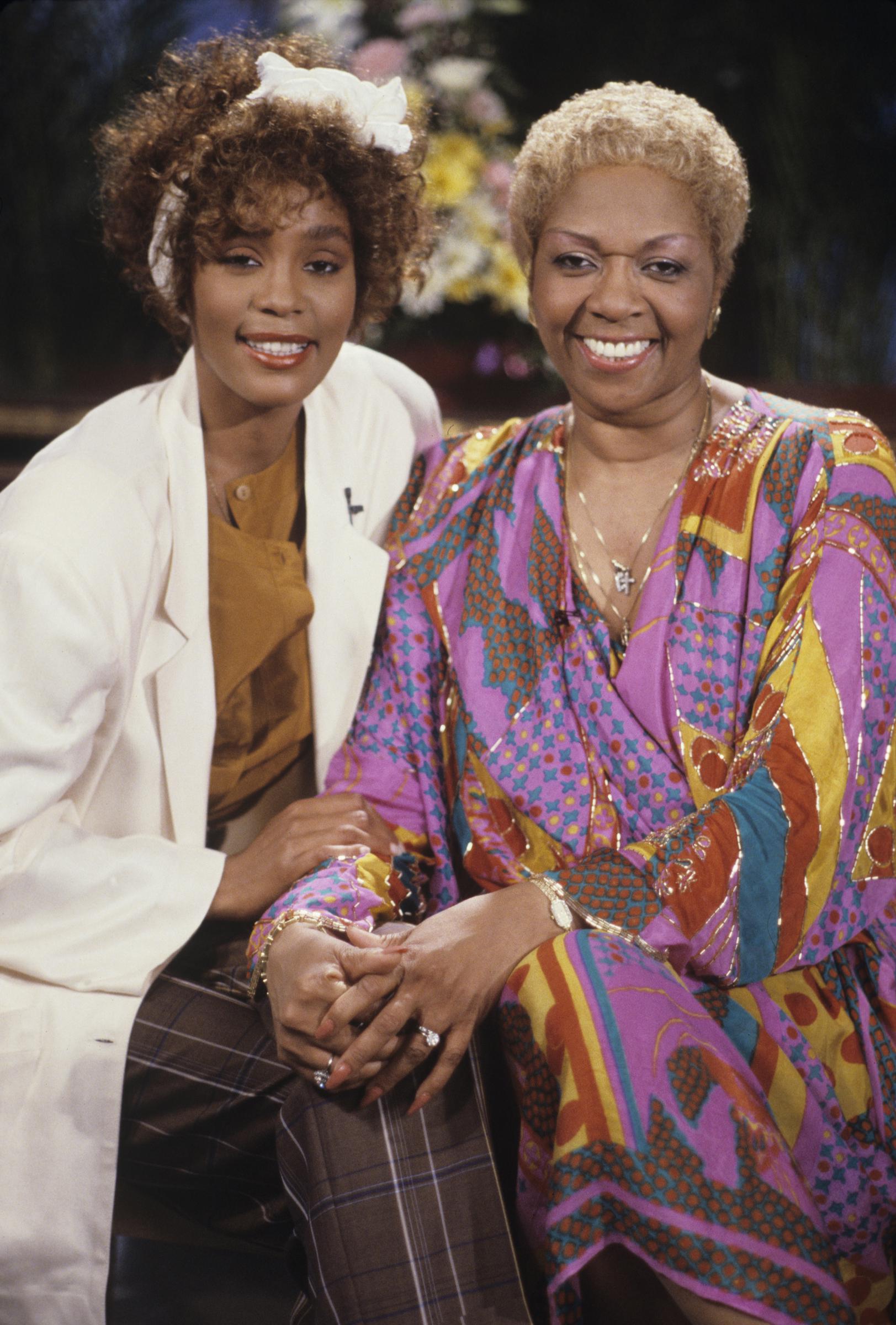 Whitney und Cissy Houston auf ABC am 10. Mai 1987 | Quelle: Getty Images