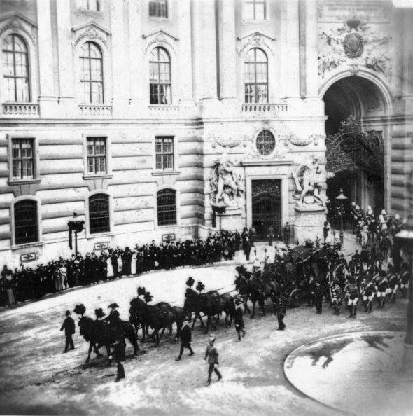 Begräbnis von Kaiserin Elisabeth von Österreich, Der Trauerzug verlässt den Hof der Hofburg, Wien, Foto, 18. September 1898 | Quelle: Getty Images