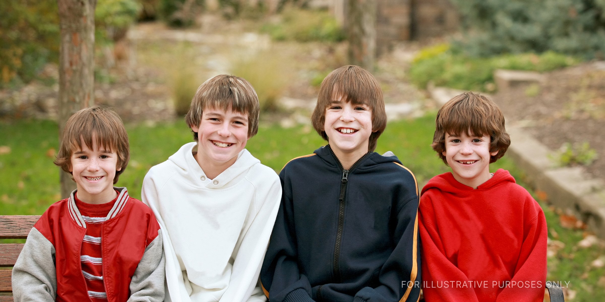Vier Jungen lächeln für das Foto. | Quelle: Shutterstock