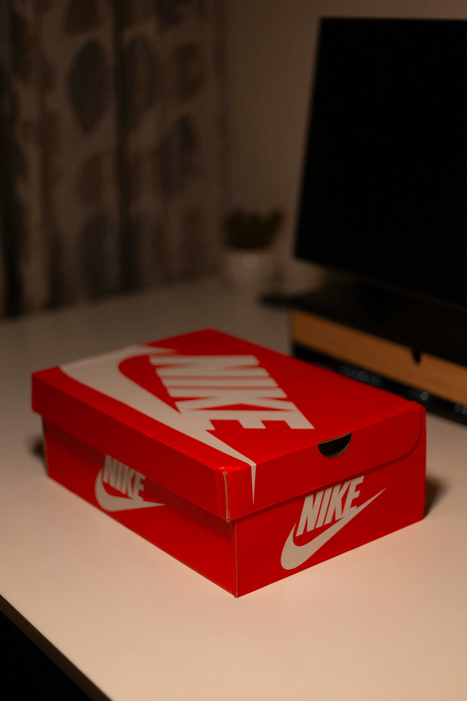 Ein Schuhkarton auf dem Tisch | Quelle: Unsplash