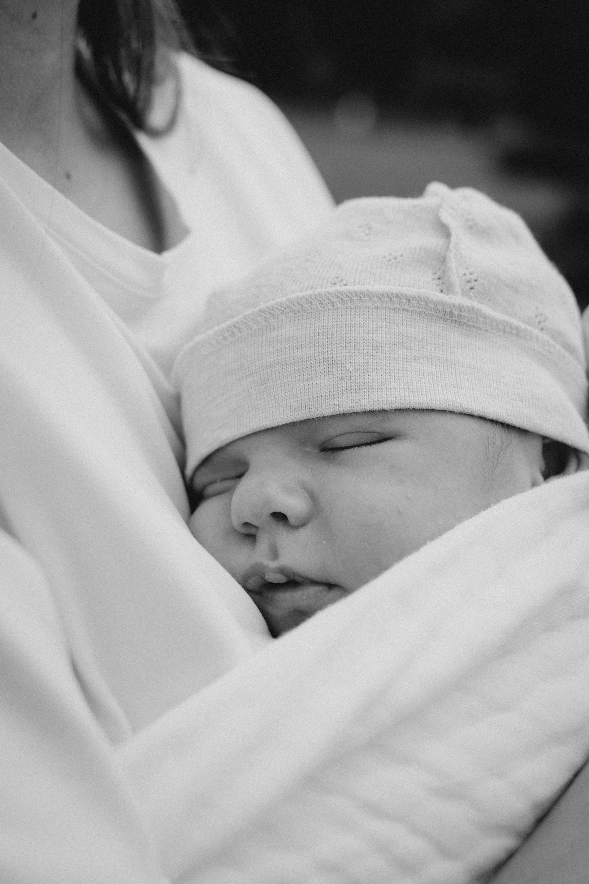 Eine Person hält ein Baby | Quelle: Pexels
