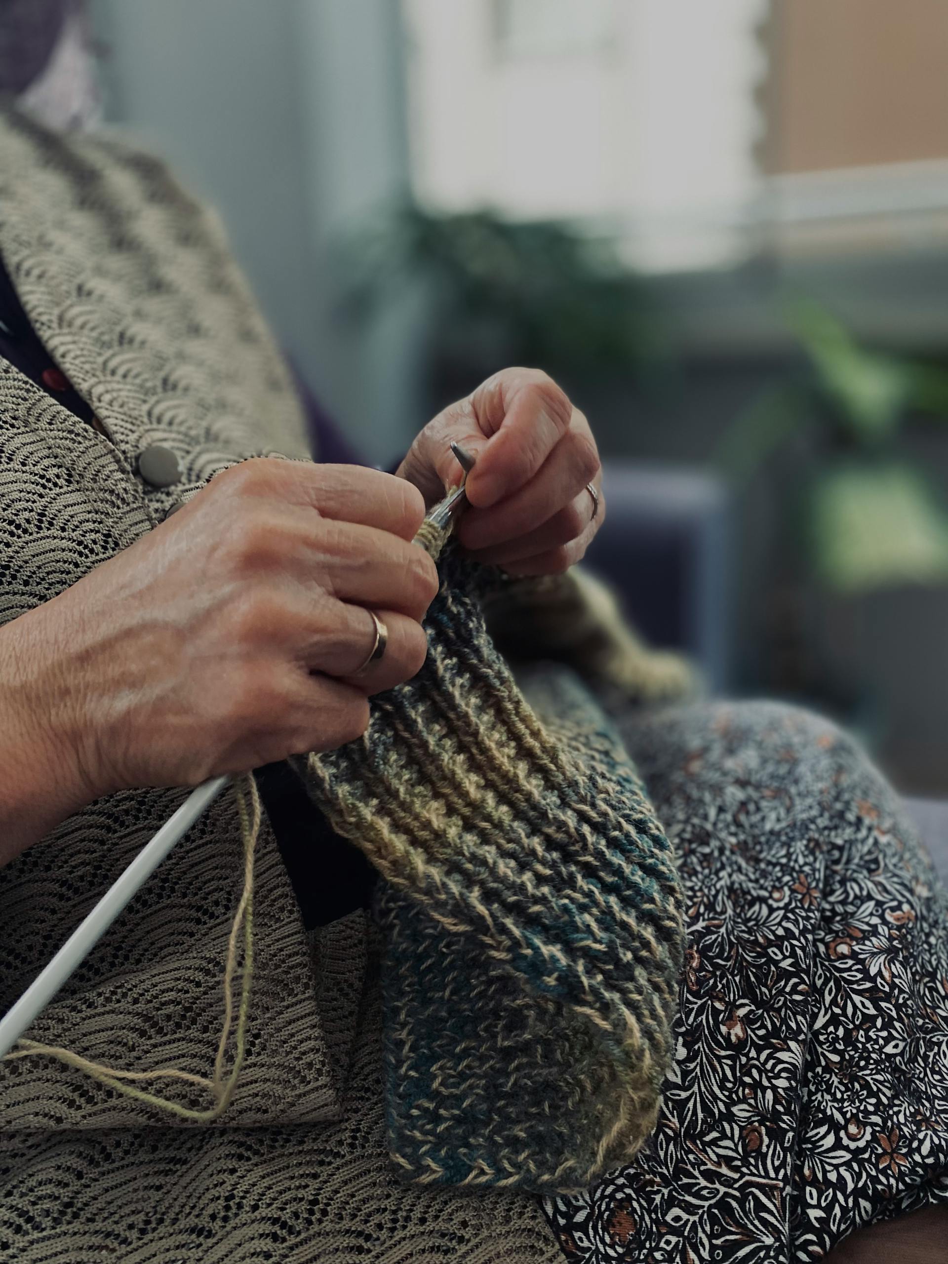 Eine Frau strickt einen Pullover | Quelle: Pexels