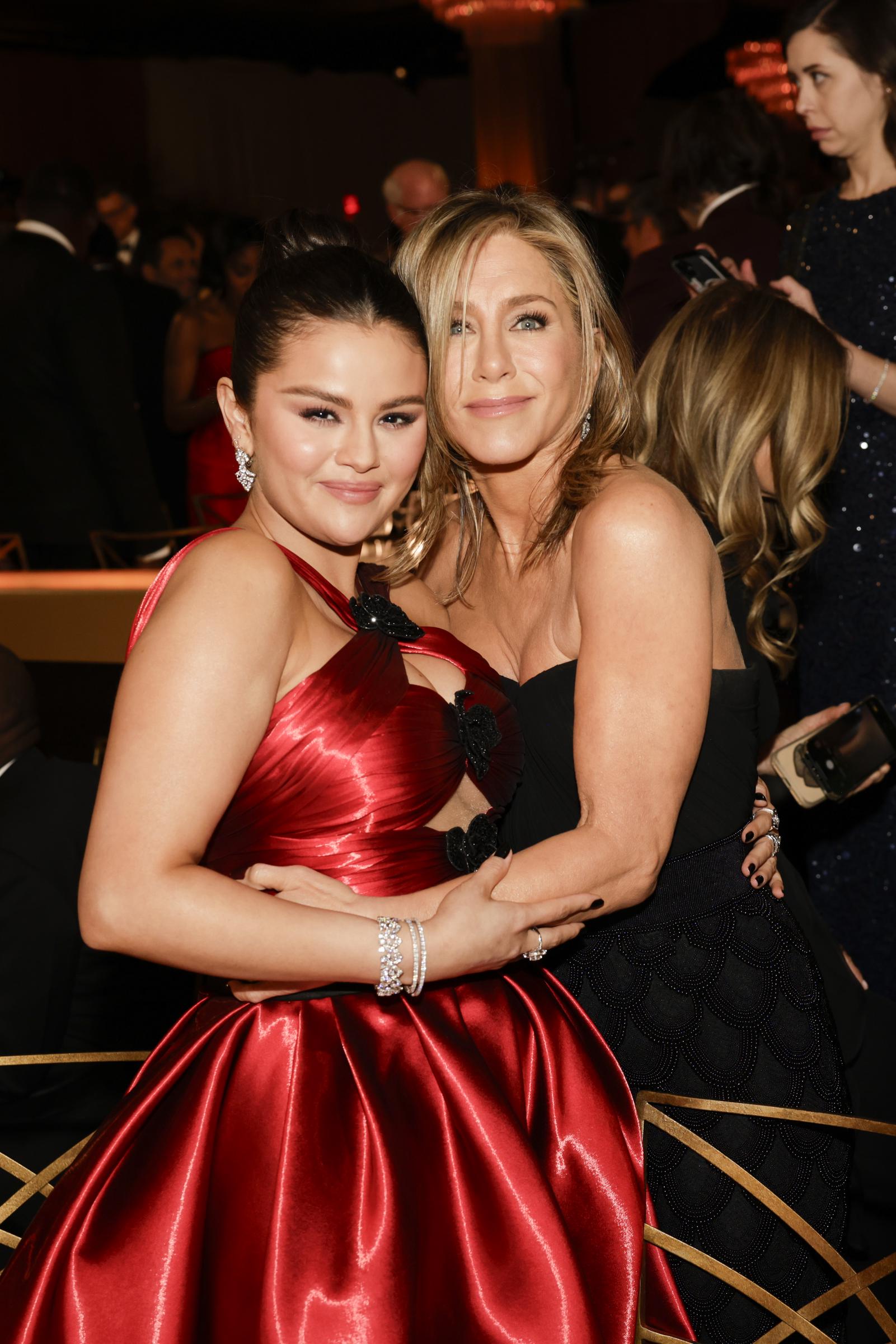 Selena Gomez und Jennifer Aniston in Beverly Hills, Kalifornien, am 7. Januar 2024 | Quelle: Getty Images